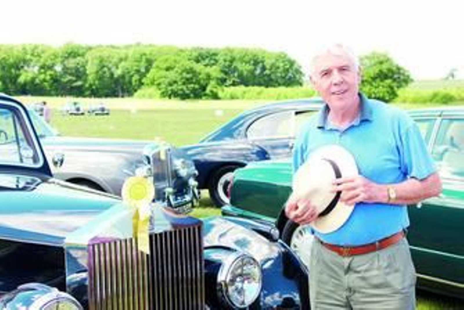 Mondeño, en Kelmarsh Hall (Inglaterra), tras recoger un premio del 'Concurso entusiasta club Rolls Royce', por su coche, de 1953, junto al que posa.
