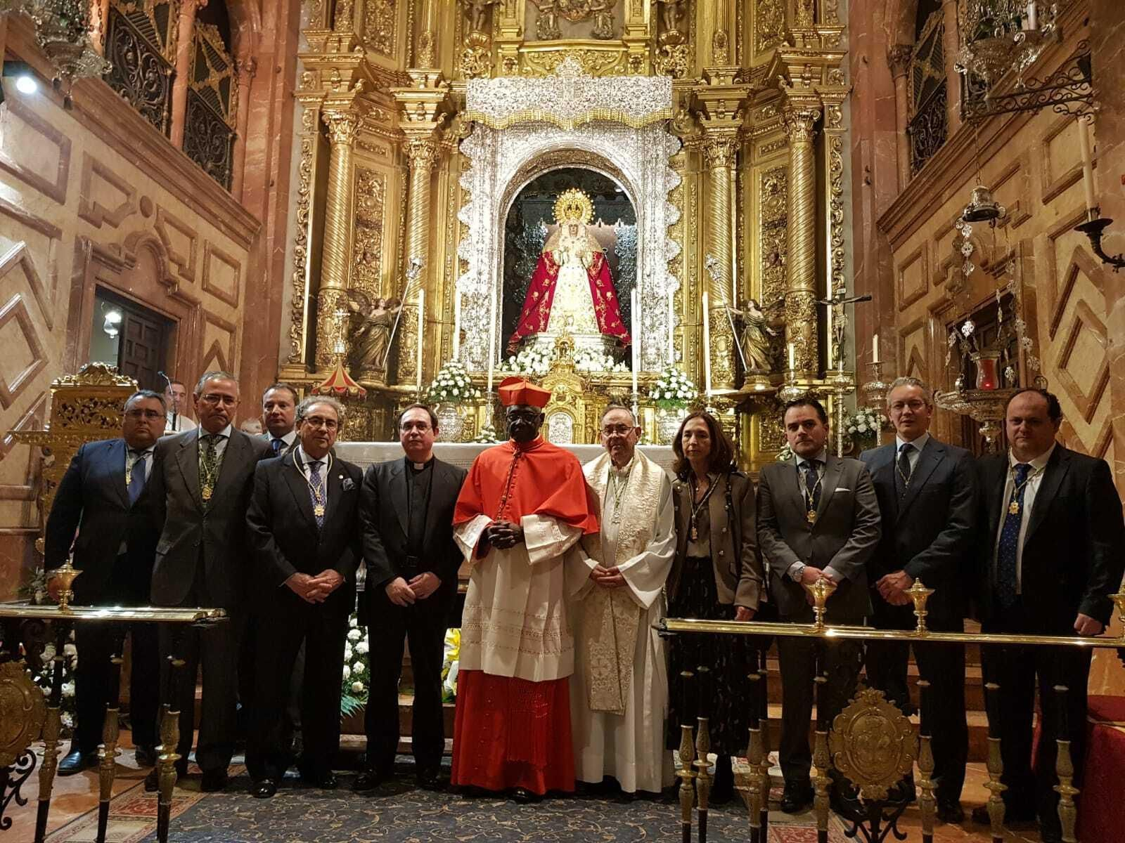 El cardenal Sarah es recibido en la Basílica de la Macarena por el vicario general, Teodoro León, y por la junta de gobierno de la hermandad, con  el hermano mayor, José Antonio Fernández Cabrero, al frente.