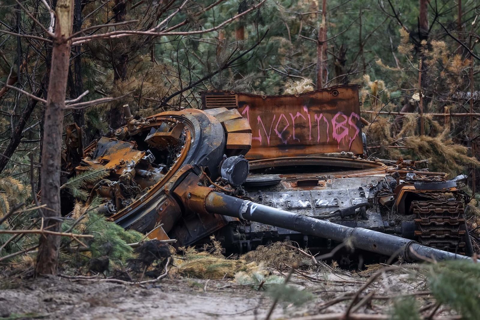 Restos de un tanque ruso cerca de Kiev.