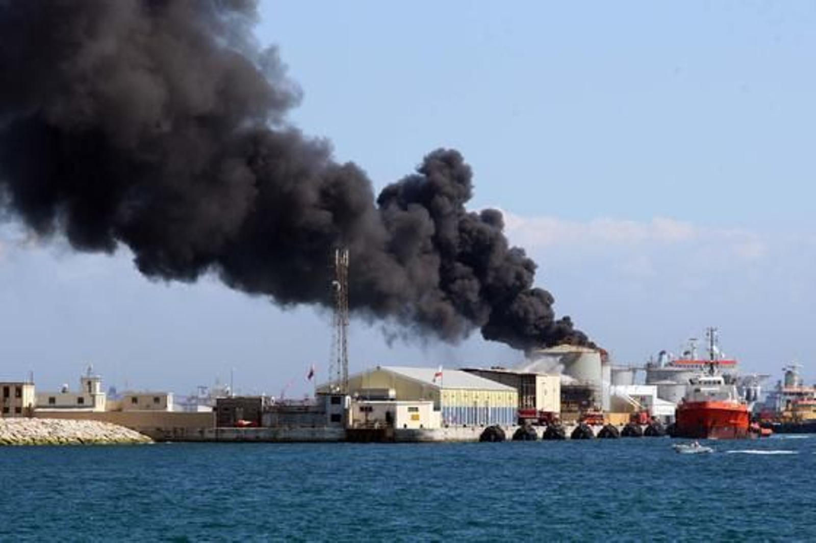 Dos personas resultan heridas en la explosión de un tanque de combustible en el puerto de Gibraltar. 

Foto: Paco Guerrero