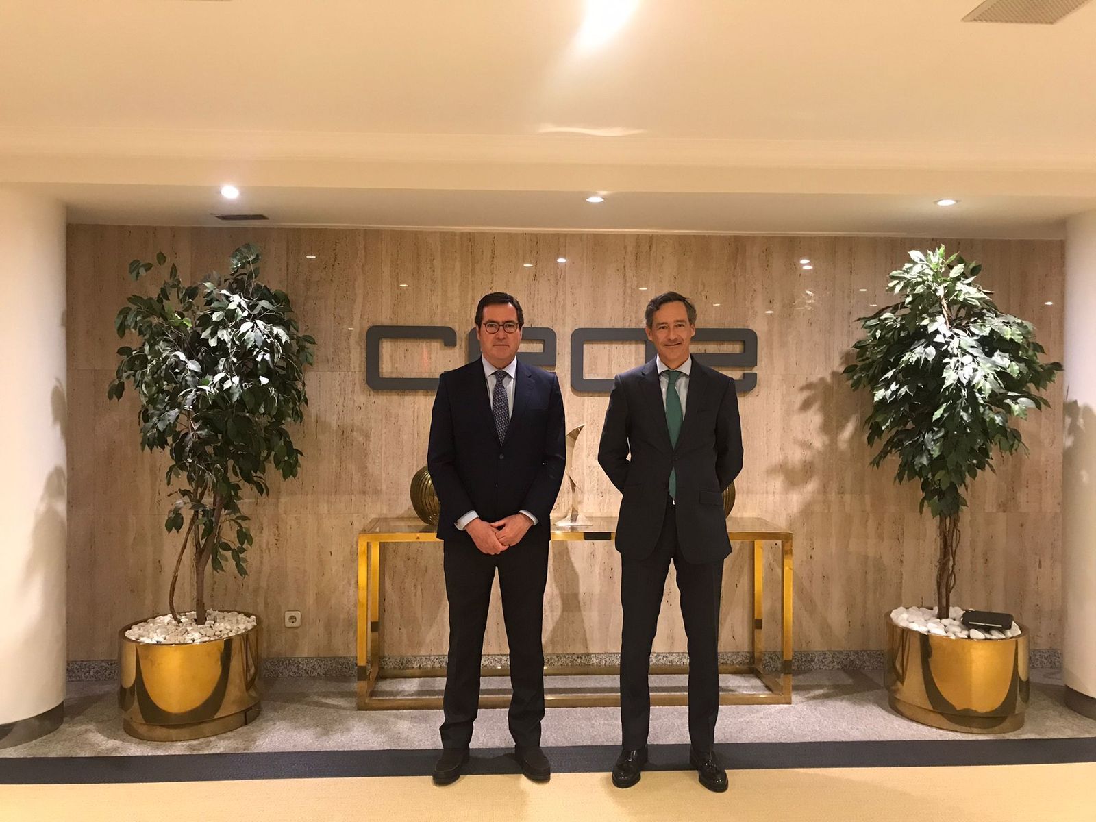 Antonio Garamendi (i) y Javier Goñi tras la adhesión de Fertiberia a la CEOE.