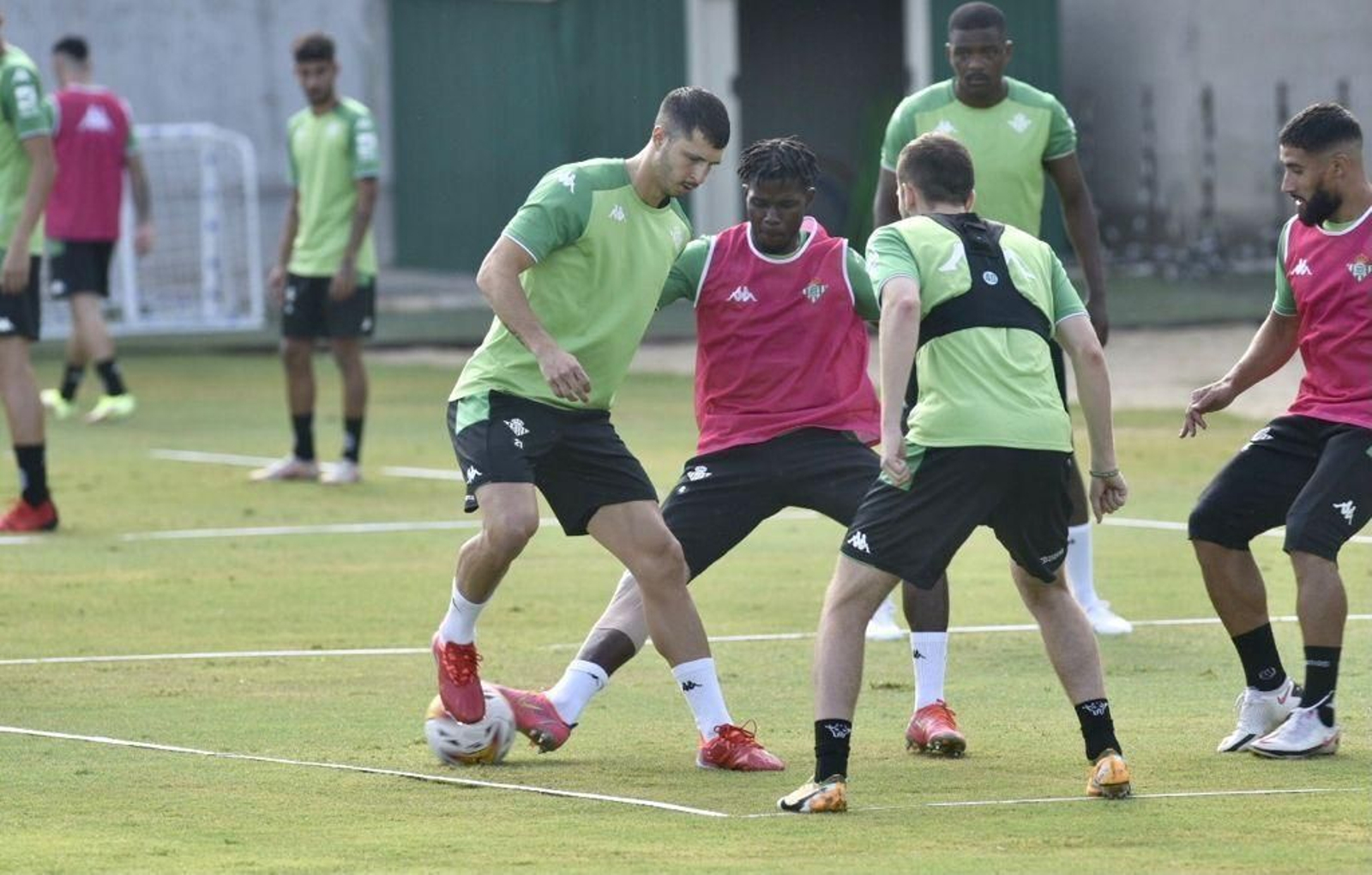 Guido Rodríguez pisa el balón ante Paul.