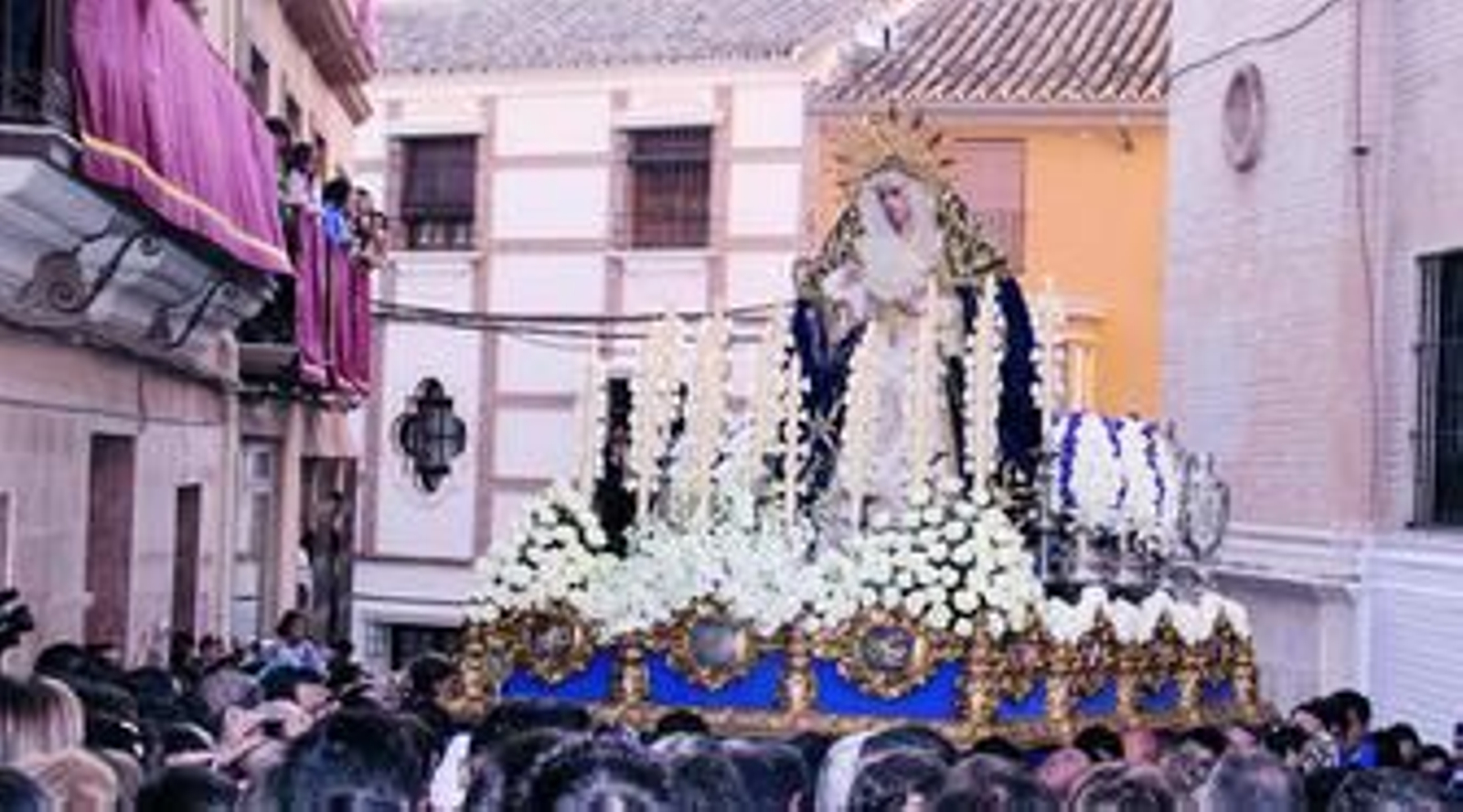 La Virgen de Guía es portada ante la atenta mirada de centenares de vecinos.