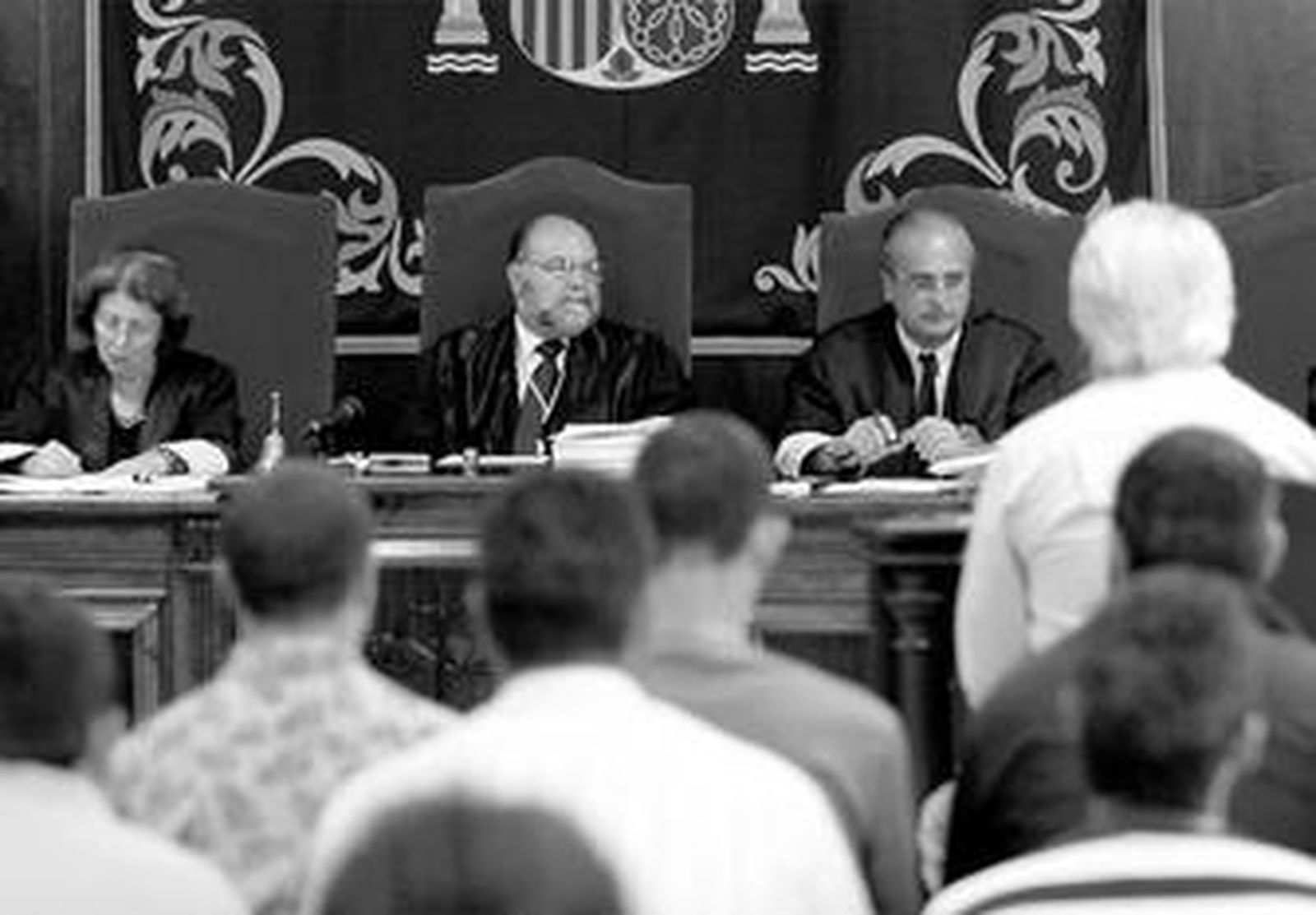 El Cagalera (con pelo blanco y de espaldas), ante el tribunal en el juicio celebrado en Cádiz en 2006.