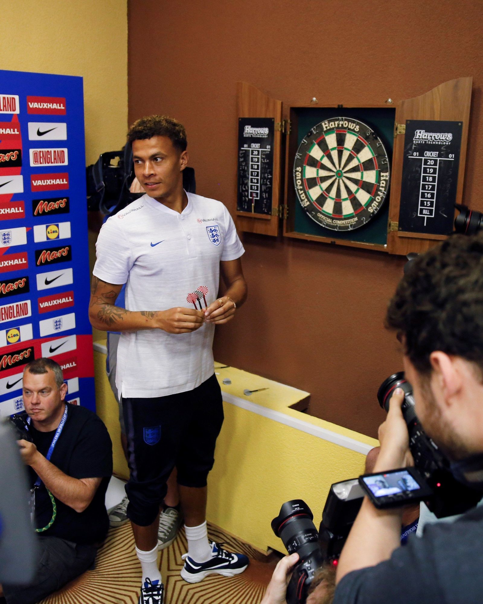 Dele Alli, lanzando los dardos.