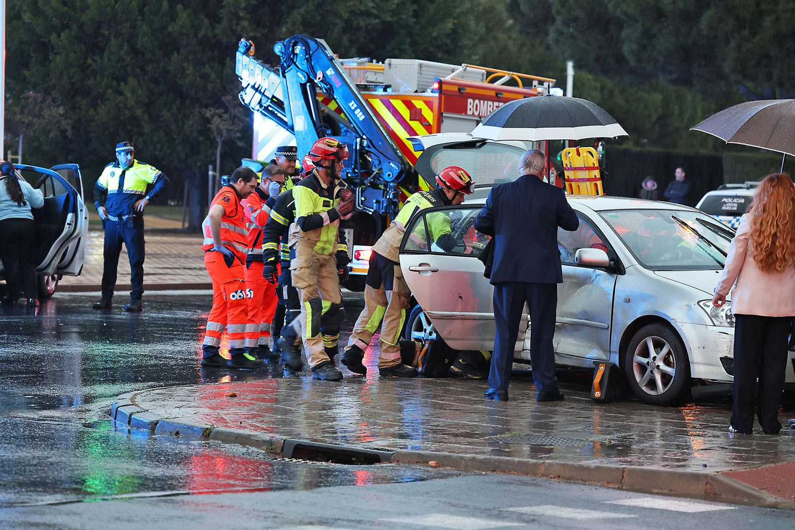 Las espectaculares imágenes del rescate de una persona en un accidente de tráfico en Huelva