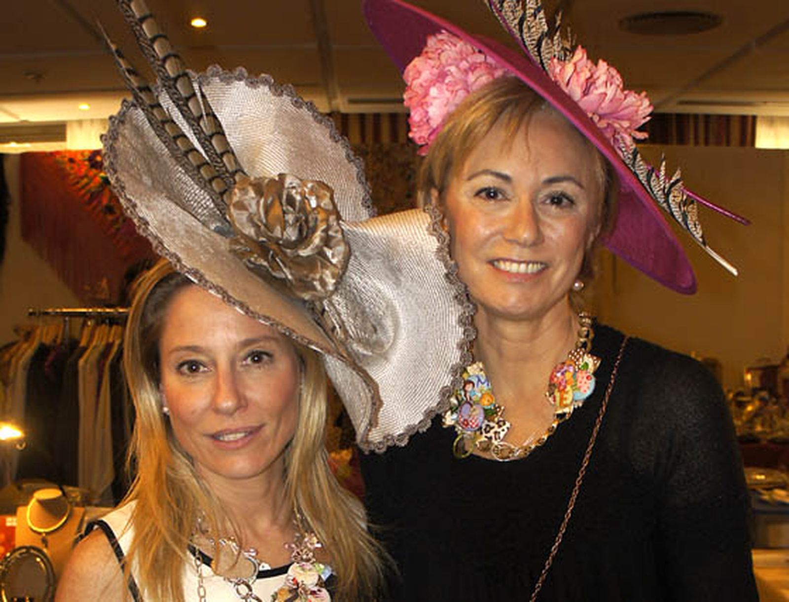 Gema de la Calle y Concha Cabezas, con tocados de 'Tutoque', en el puesto El Trocadero.

Foto: Victoria Ramírez