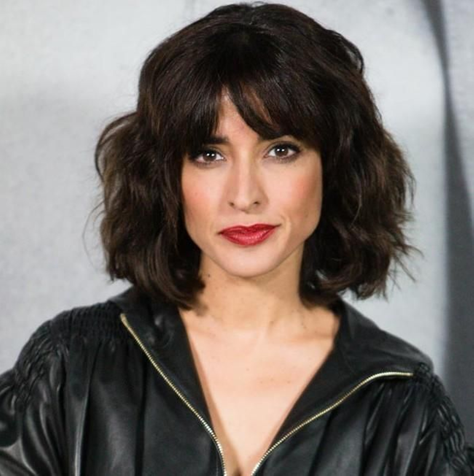 Peinados para pelo rizado fáciles y rápido para presumir de ondas este verano