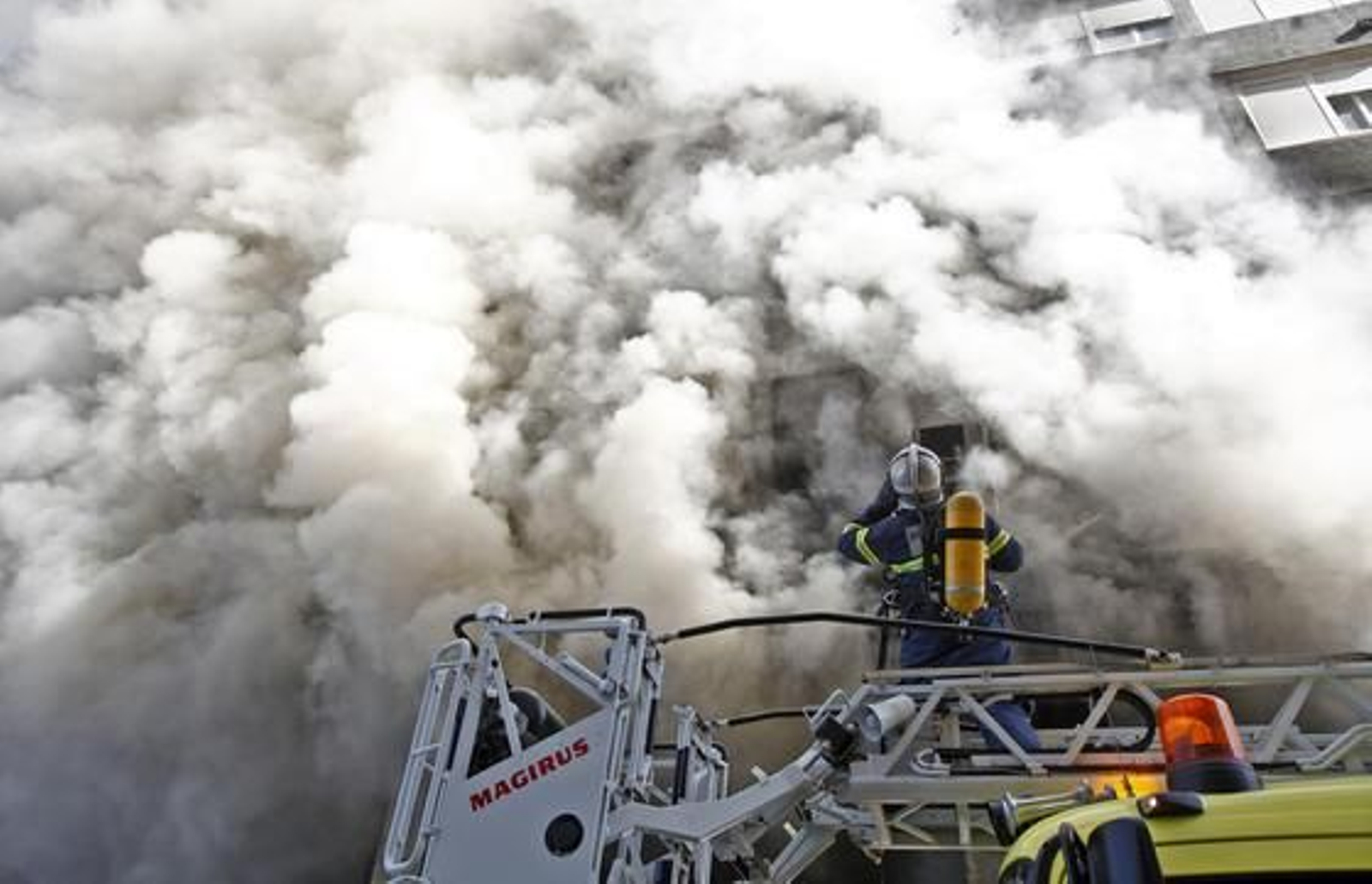 Espectacular incendio en un edificio de la calle Brasil. /Jesús Marín