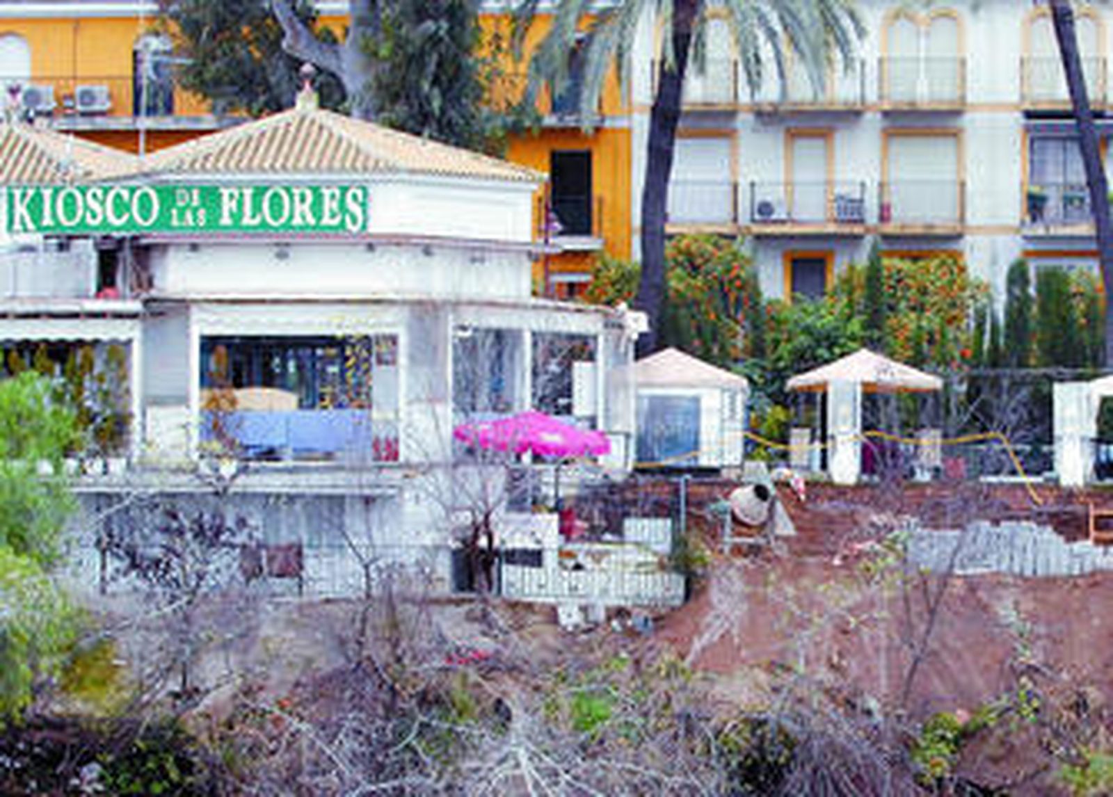 Obras ilegales en el Kiosco de las Flores, junto a la calle Betis.