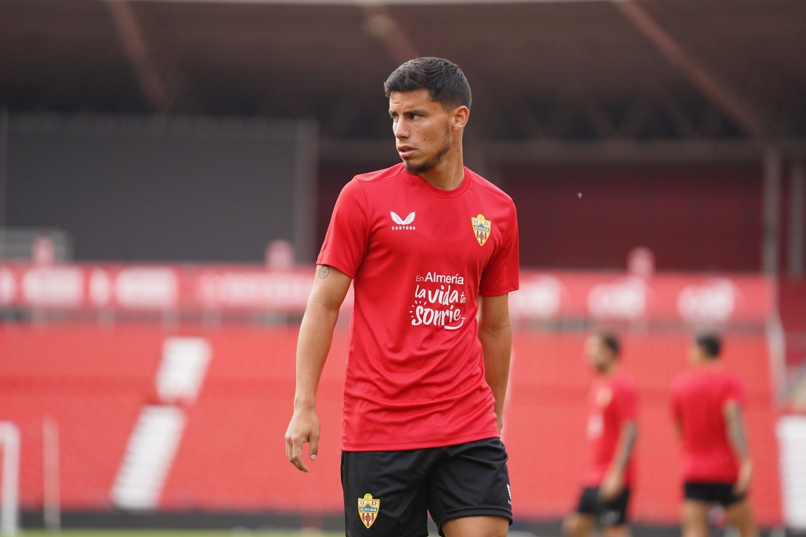 Robertone, con la indumentaria de entrenamiento de Castore, que llegó tarde en pretemporada