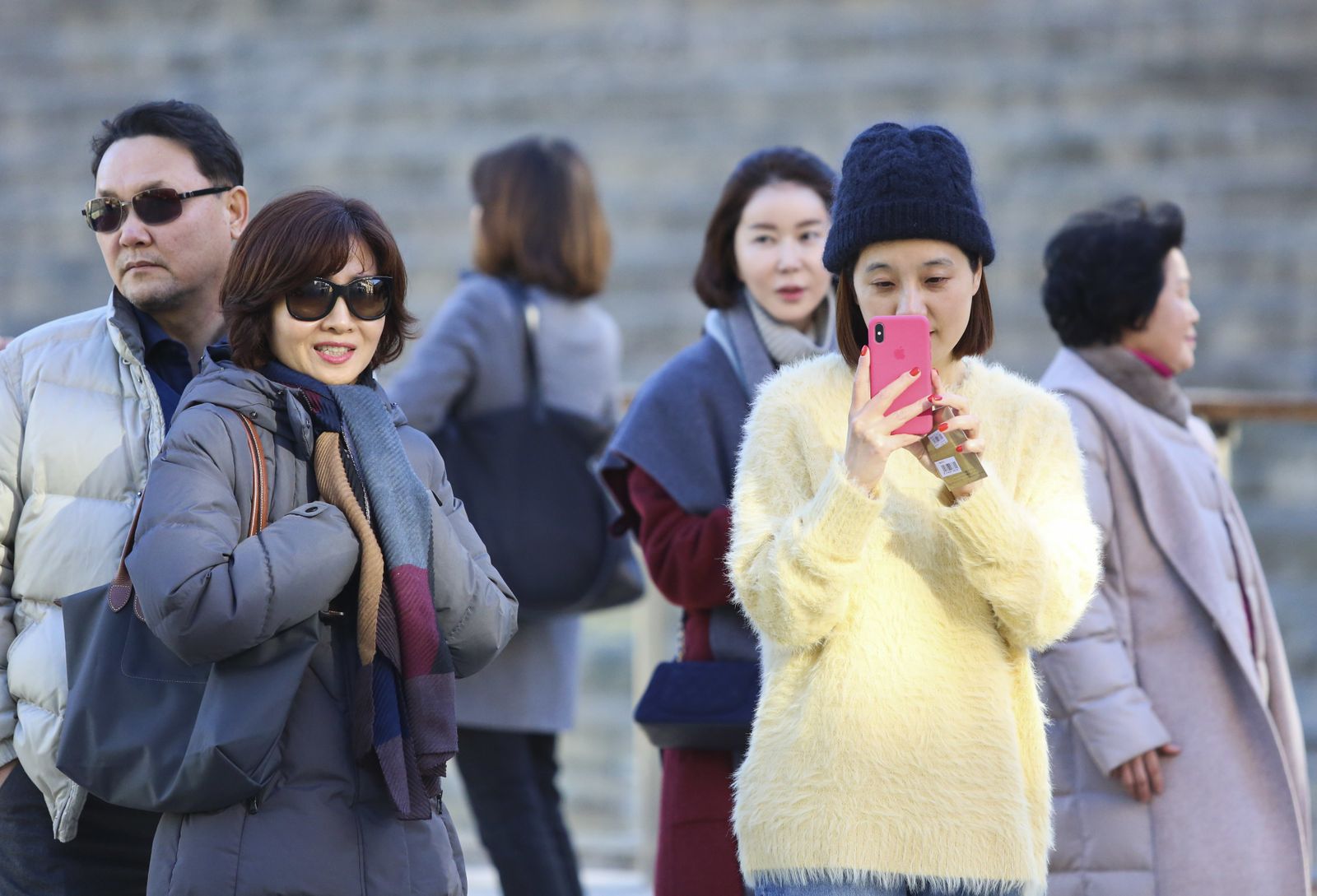 Un grupo de turistas bien abrigado este miércoles en la calle Alcazabilla.