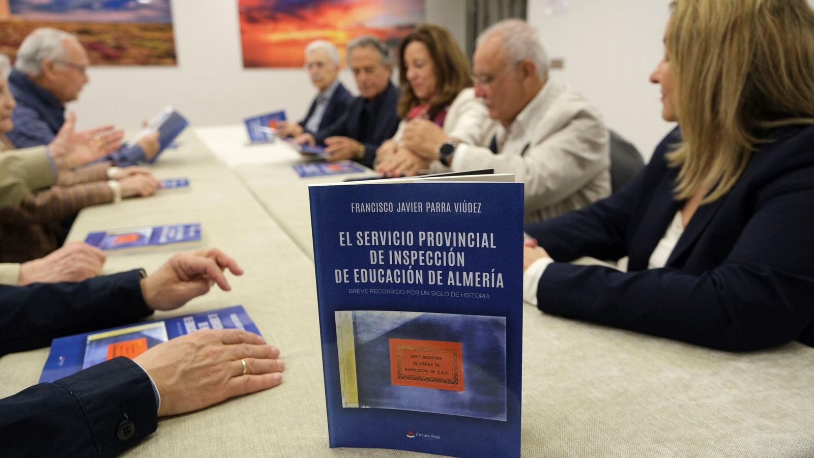 El libro recoge un siglo de historia del Servicio Provincial de Inspección de la Delegación de Educación de la Junta de Andalucía, por el que han pasado más de cien profesionales hasta la actualidad.