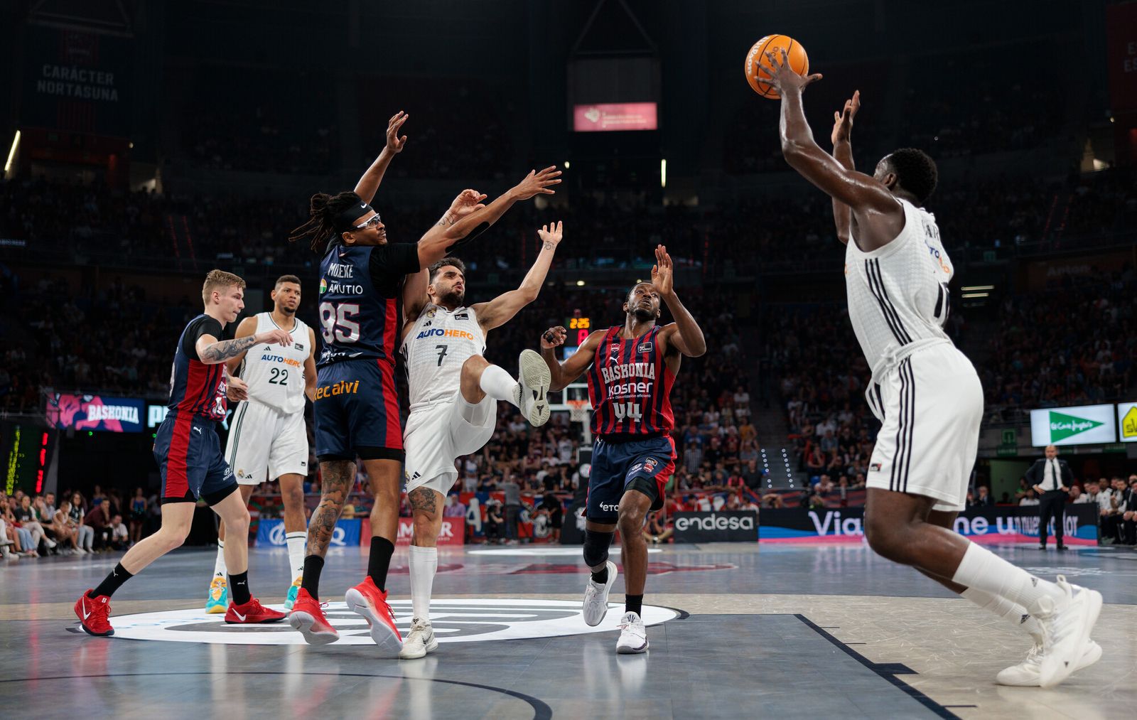 El Madrid tumba al Baskonia y espera a Unicaja o Barcelona en semifinales