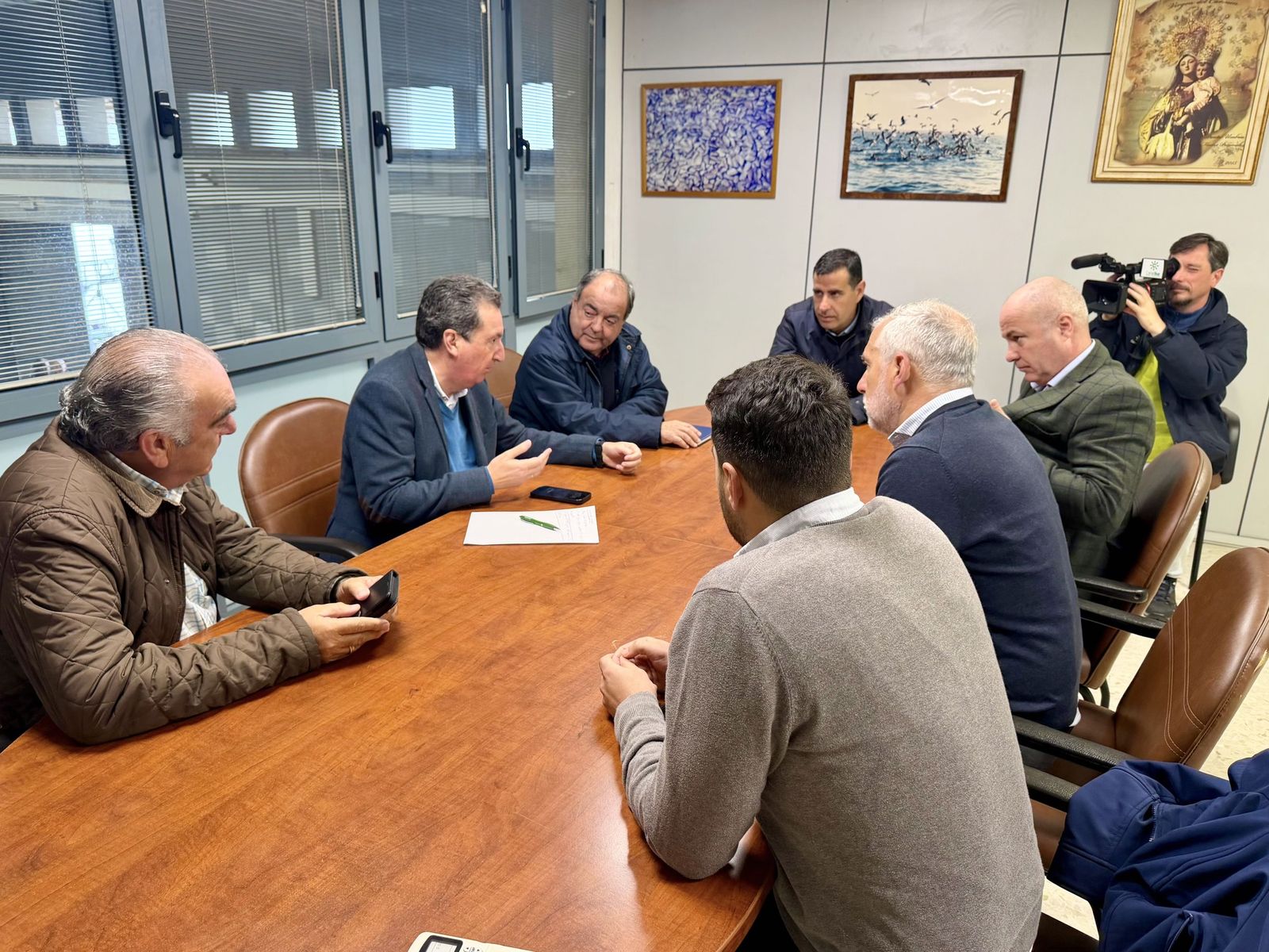 La reunión del presidente del PP con representantes del sector pesquero onubense.