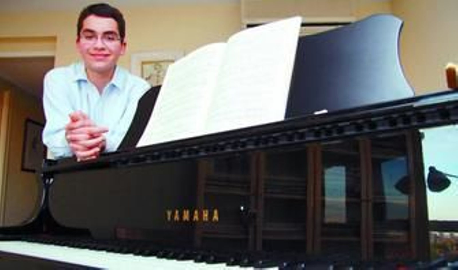 Juan Pérez Floristán, que hoy ofrece un recital en el Teatro de la Maestranza, apoyado en el piano de su casa.