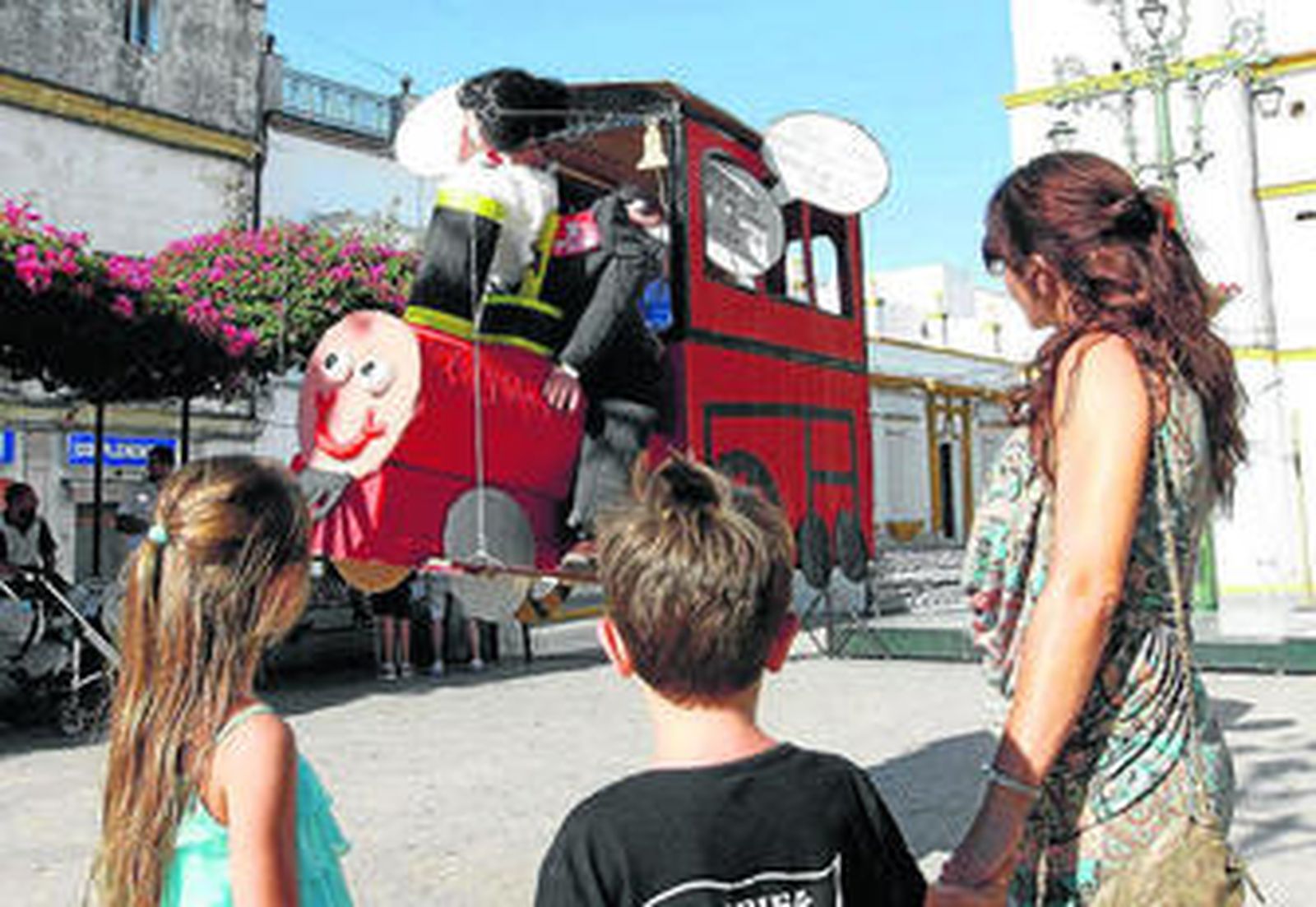 Uno de los motivos alusivos al tranvía con miembros de la Corporación municipal a bordo, en la Alameda Lora.