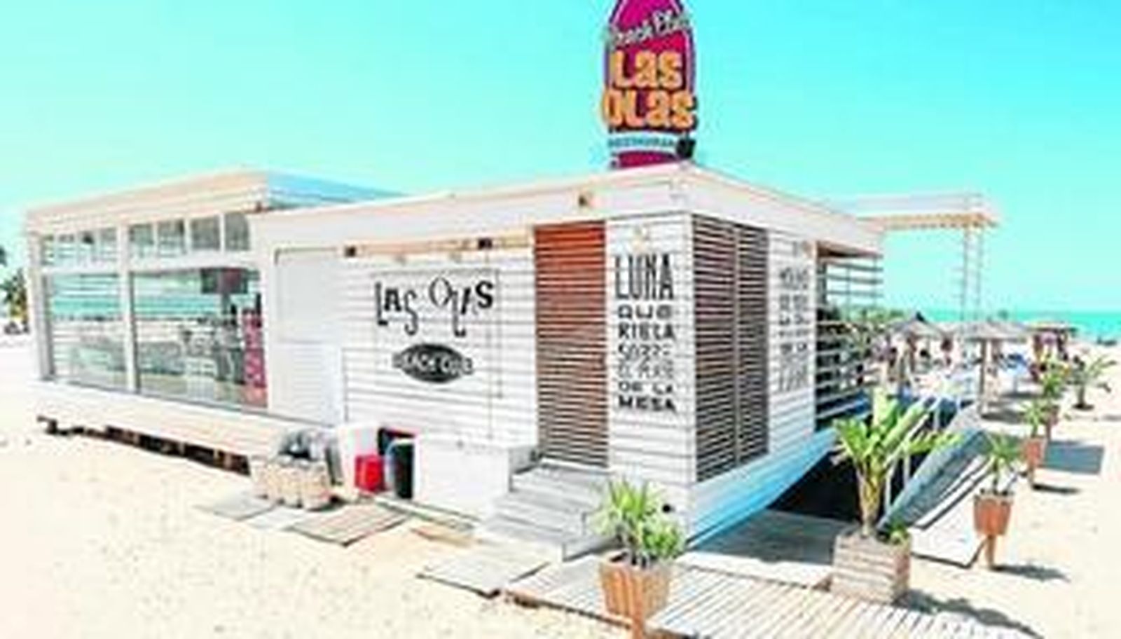 Uno de los Beach Clubs situados en la playa de Valdelagrana, la más batida por el viento de Levante en toda la costa portuense.