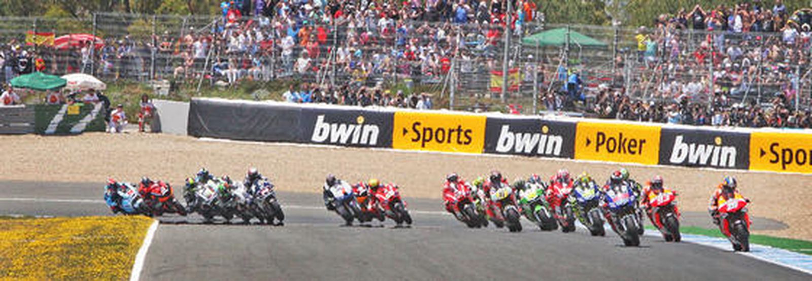 Dani Pedrosa salió como acostumbra y tomó el mando de la carrera de MotoGP pasada la curva Expo’92.

Foto: Vanesa Lobo