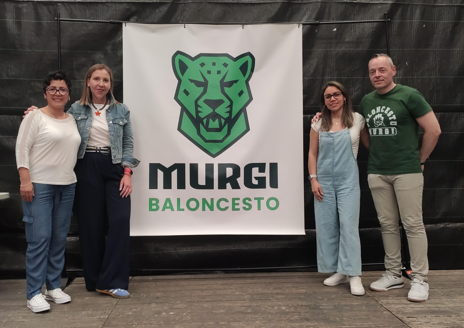 Miembros del club ejidense y la concejal de Deportes posan con el nuevo escudo del Baloncesto Murgi.
