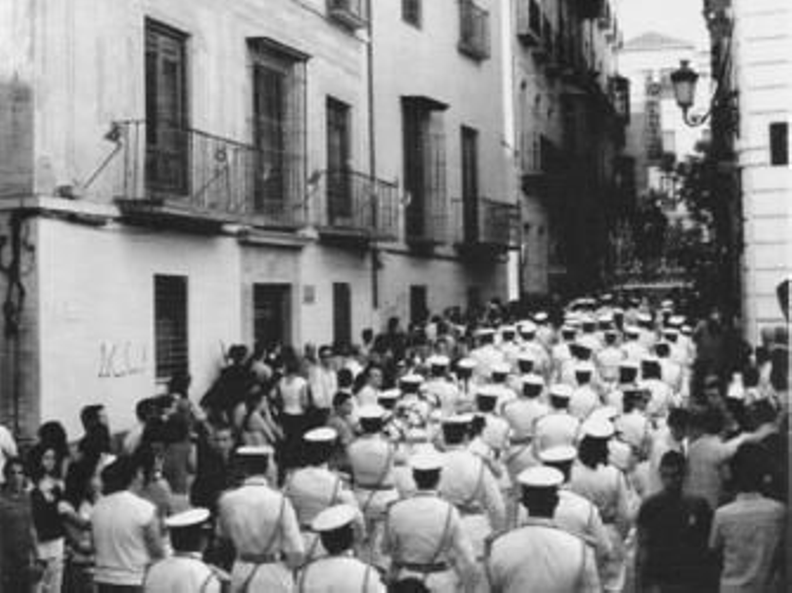 Una banda es un gran complemento para la belleza estética de la procesión, como los ricos bordados de un paso de palio o los ángeles o cualquier otro adorno que contribuya a la belleza de la cofradía, de quienes participan en ella y quienes asisten a su desfile, pero siempre se debe tener en cuenta que son aspectos secundarios del sentido de la Semana Santa.