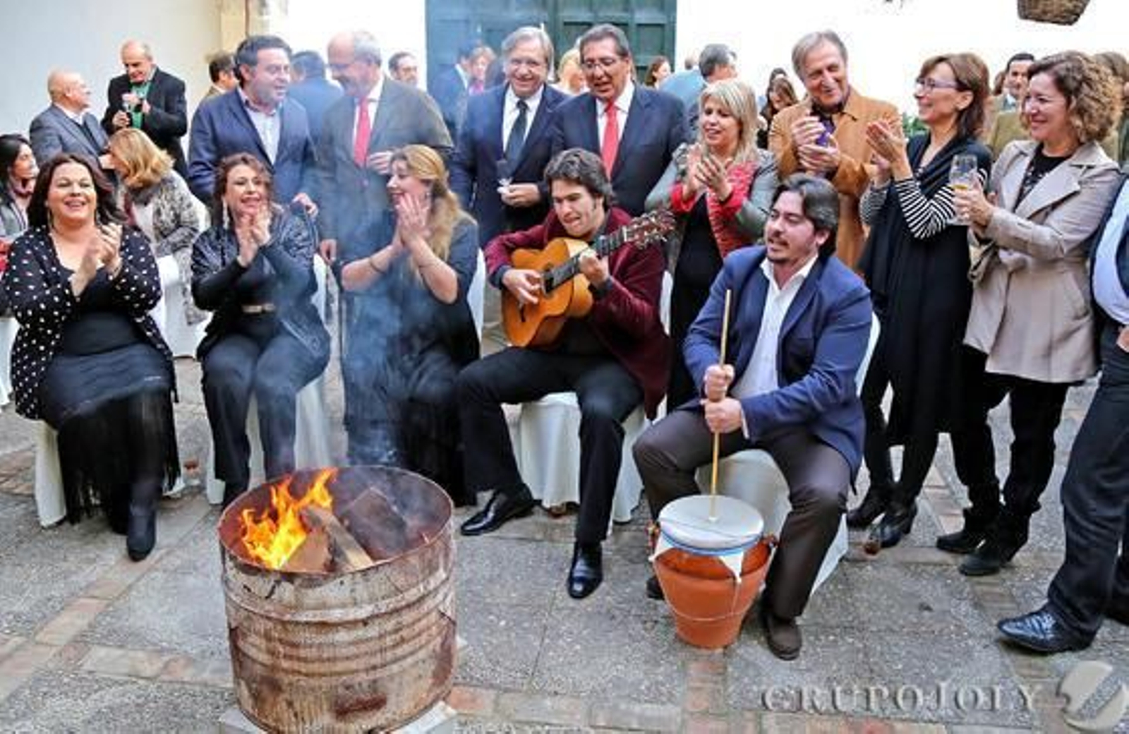Un momento de la celebración. Tras el coro, Antonio Pulido, la alcaldesa, Javier Sánchez Rojas y Paco Lobatón, entre otras personas.  Foto: Miguel Angel Gonzalez