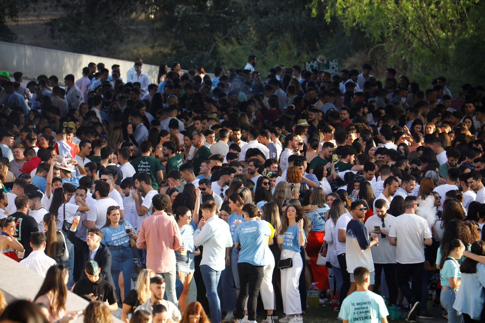 El clásico botellón del Miércoles de la Feria de Córdoba, en imágenes
