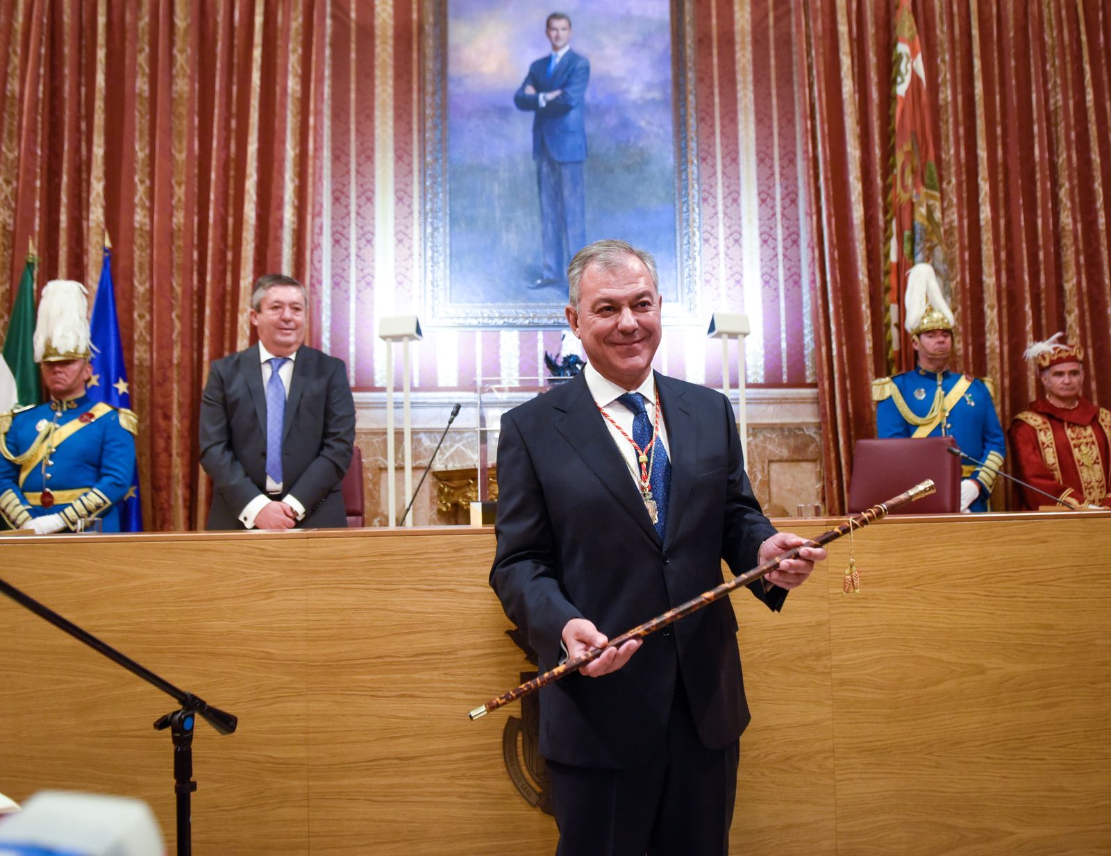La investidura de José Luis Sanz como alcalde de Sevilla, en imágenes