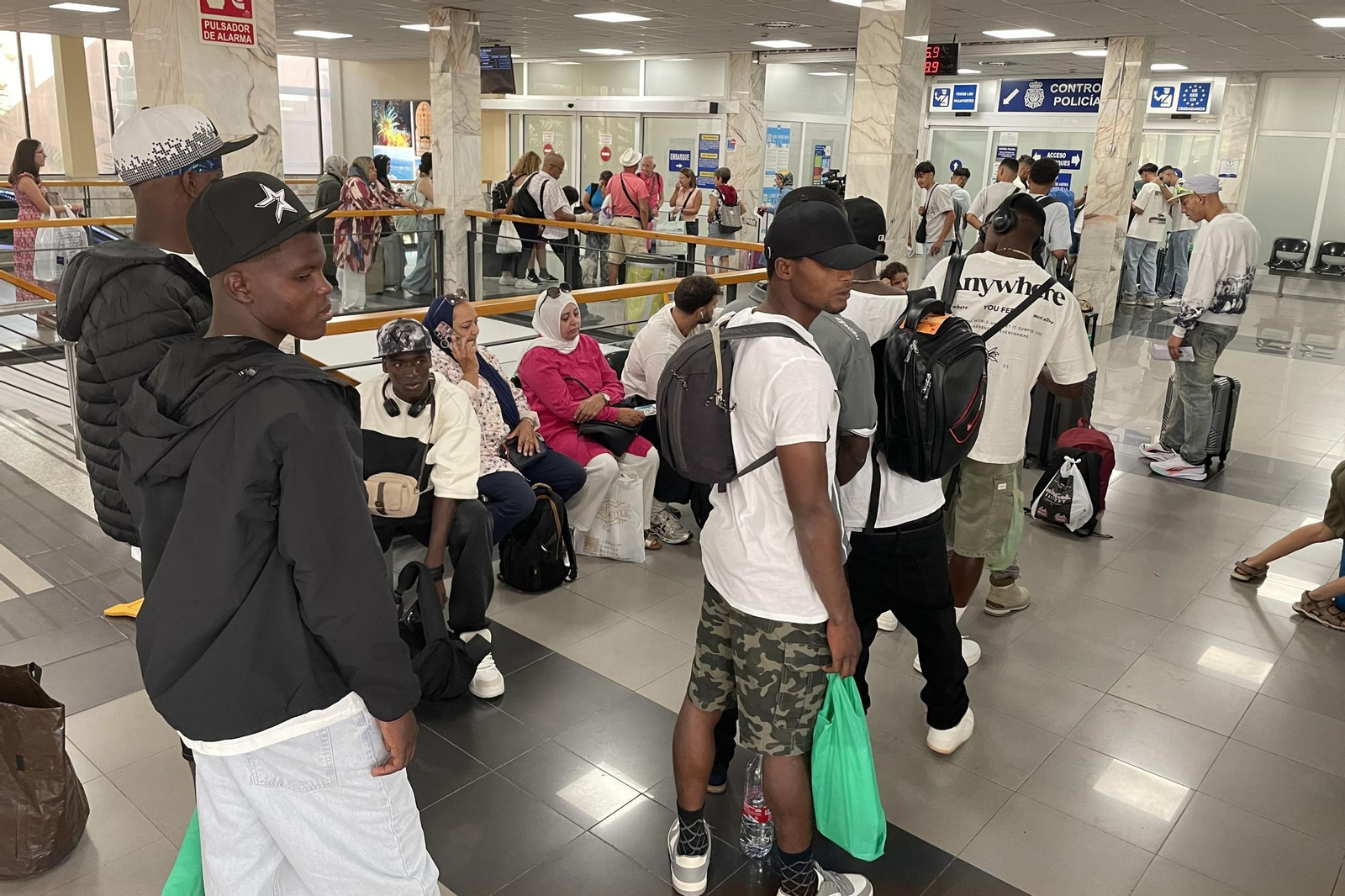Los migrantes que han embarcado este jueves desde Ceuta.