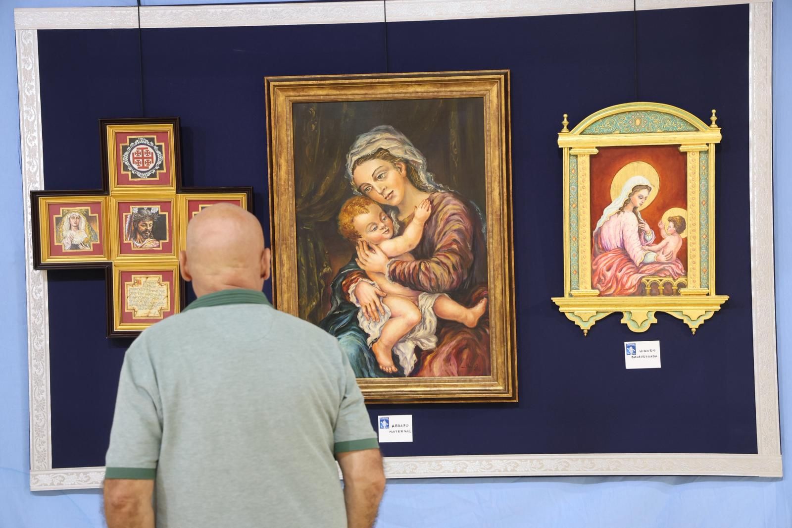 Un hombre observa la exposición 'Gratia Plena', inaugurada este miércoles en la Casa Colón.