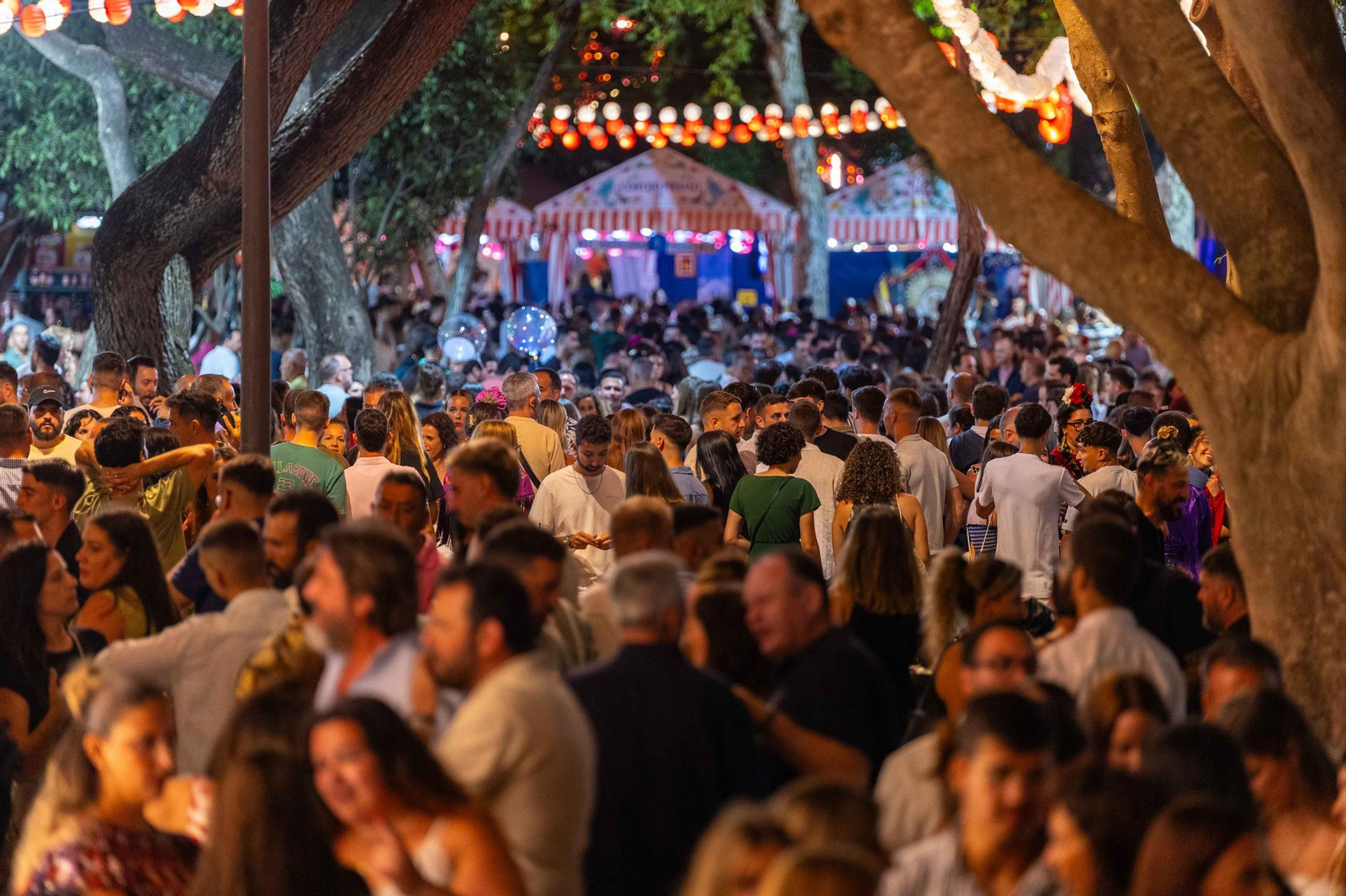 Las imágenes de la noche del viernes en la Feria del Carmen y de la Sal de San Fernando