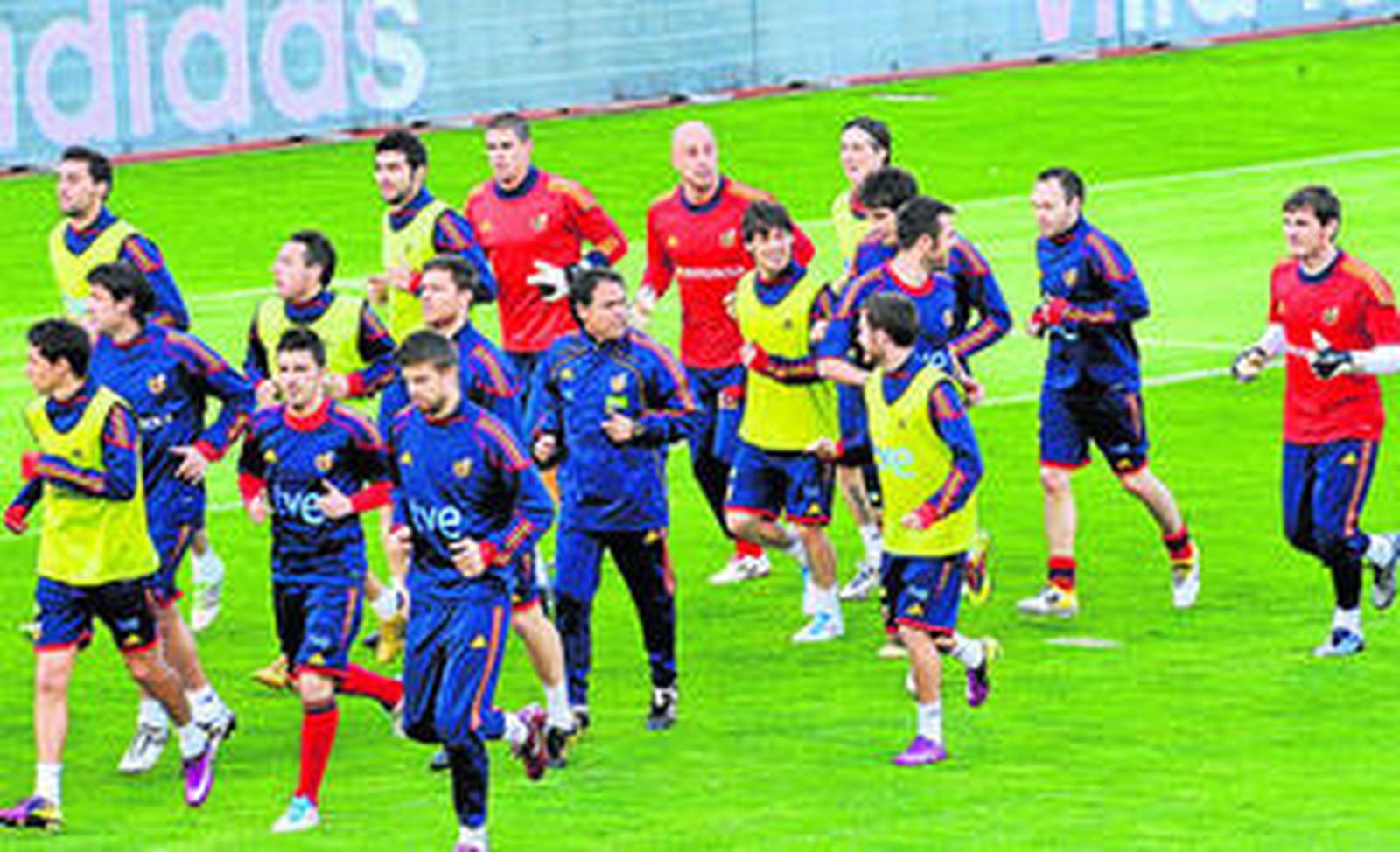 Los jugadores de la selección española realizan carrera continua durante los primeros minutos del entrenamiento de ayer.