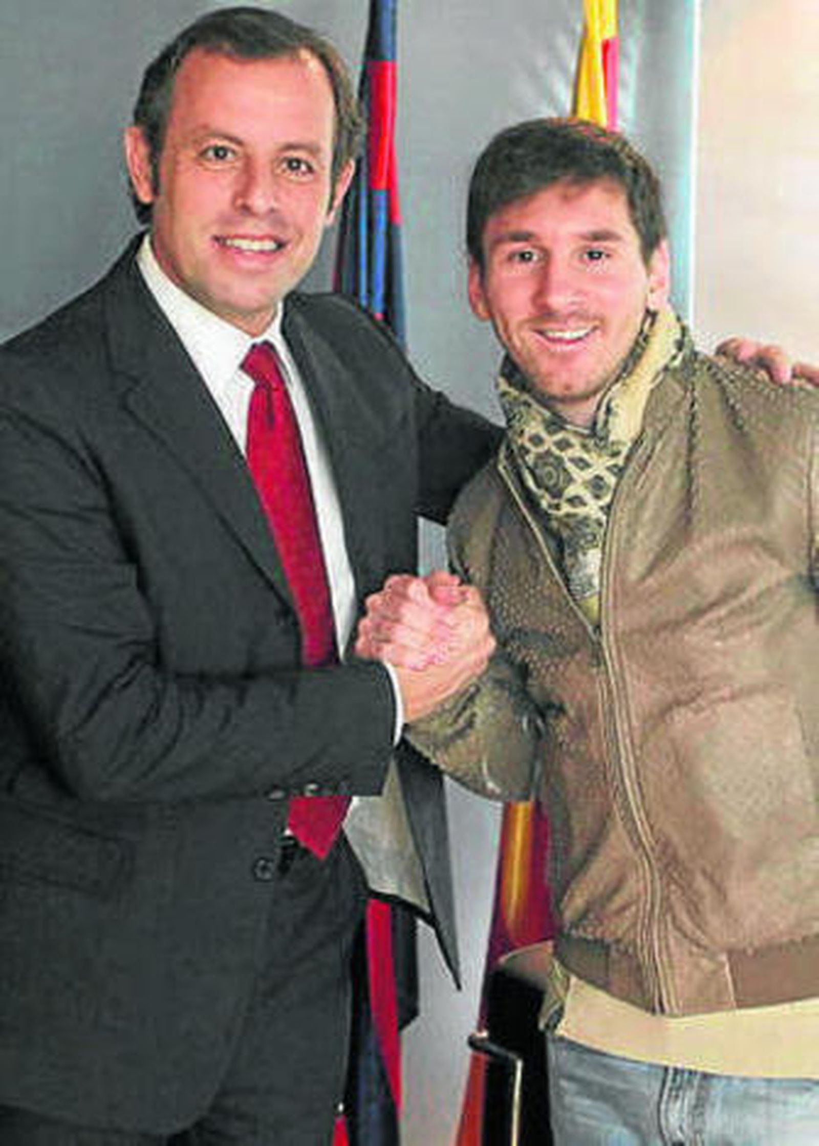 Rosell estrecha la mano de Messi.