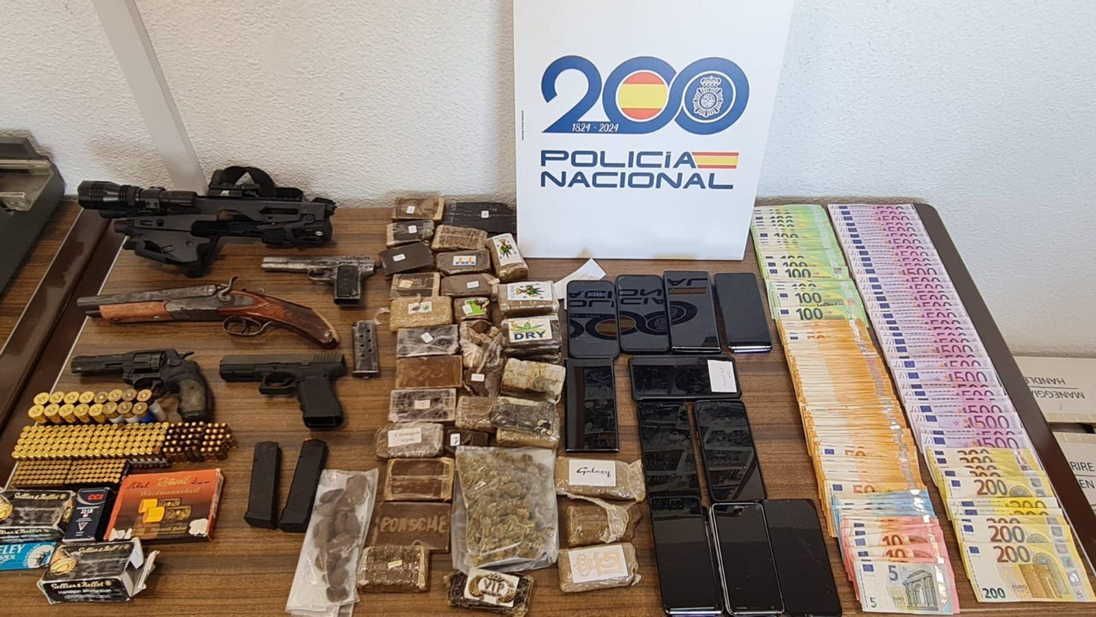 Objetos y dinero intervenidos por la Policía Nacional.