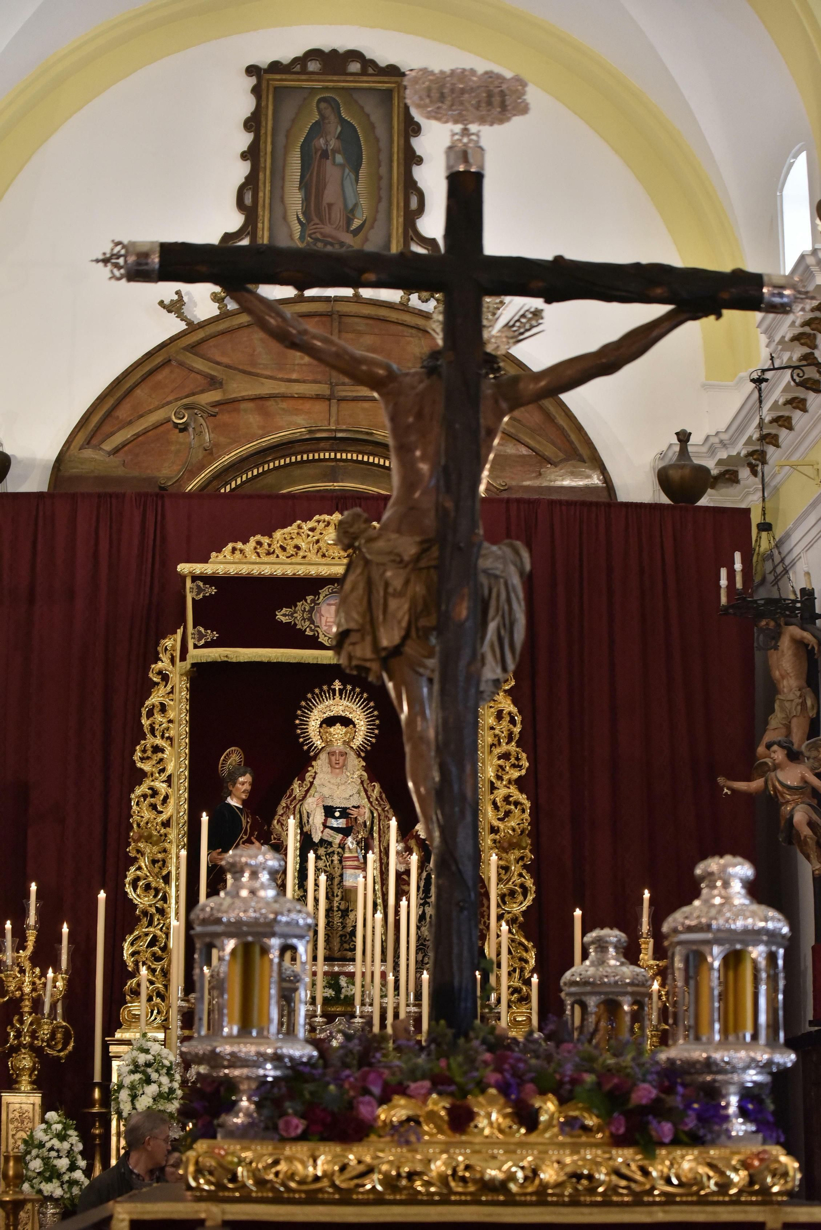 El Cristo de la Conversión frente a la Virgen de Montserrat.