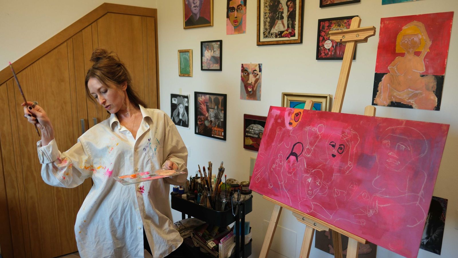 Kendra trabajando en su estudio de Genalguacil