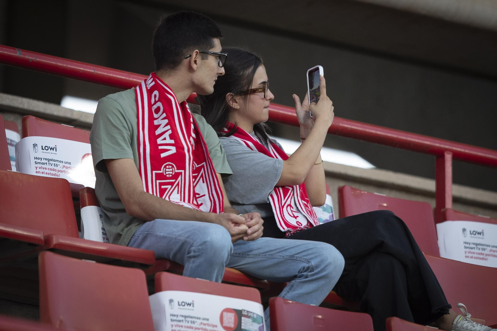 Encuéntrate en la grada de Los Cármenes en el Granada-Leganés