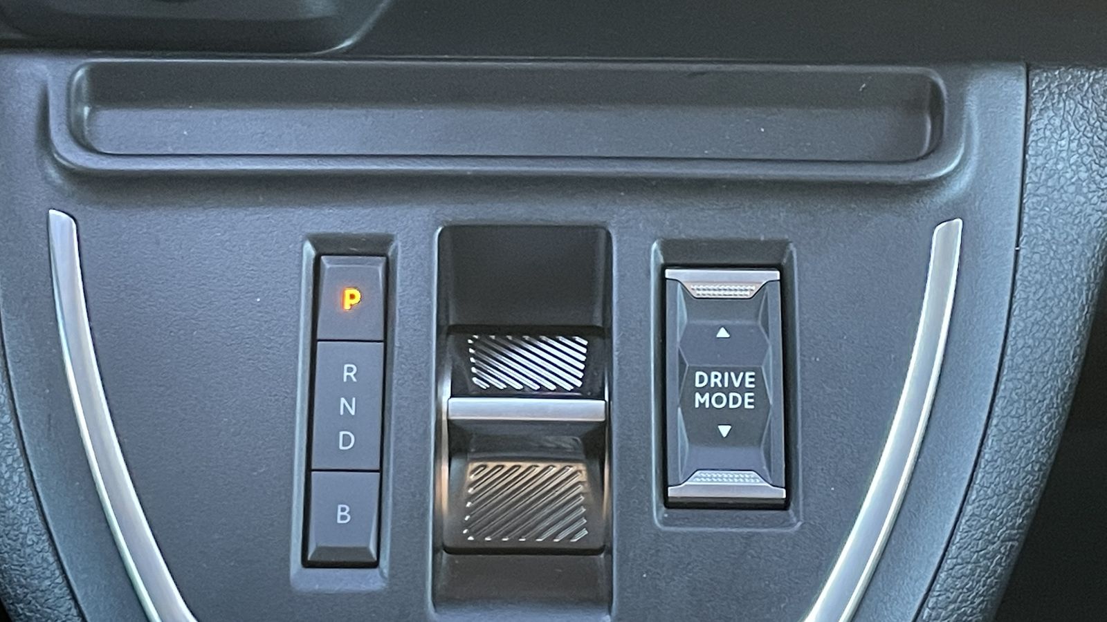 Los mandos del control del sistema de propulsión son semejantes a los de otros eléctricos de Stellantis. La tecla B permite incrementar la retención del motor eléctrico cuando no se acelera. Dependiendo de la selección con el Drive Mode se puede contar con distinta respuesta del motor: en Eco se dispone de 82 CV y 109 Nm; en Normal,  109 CV y 220 Nm; y en Sport:,136 CV y 260 Nm.