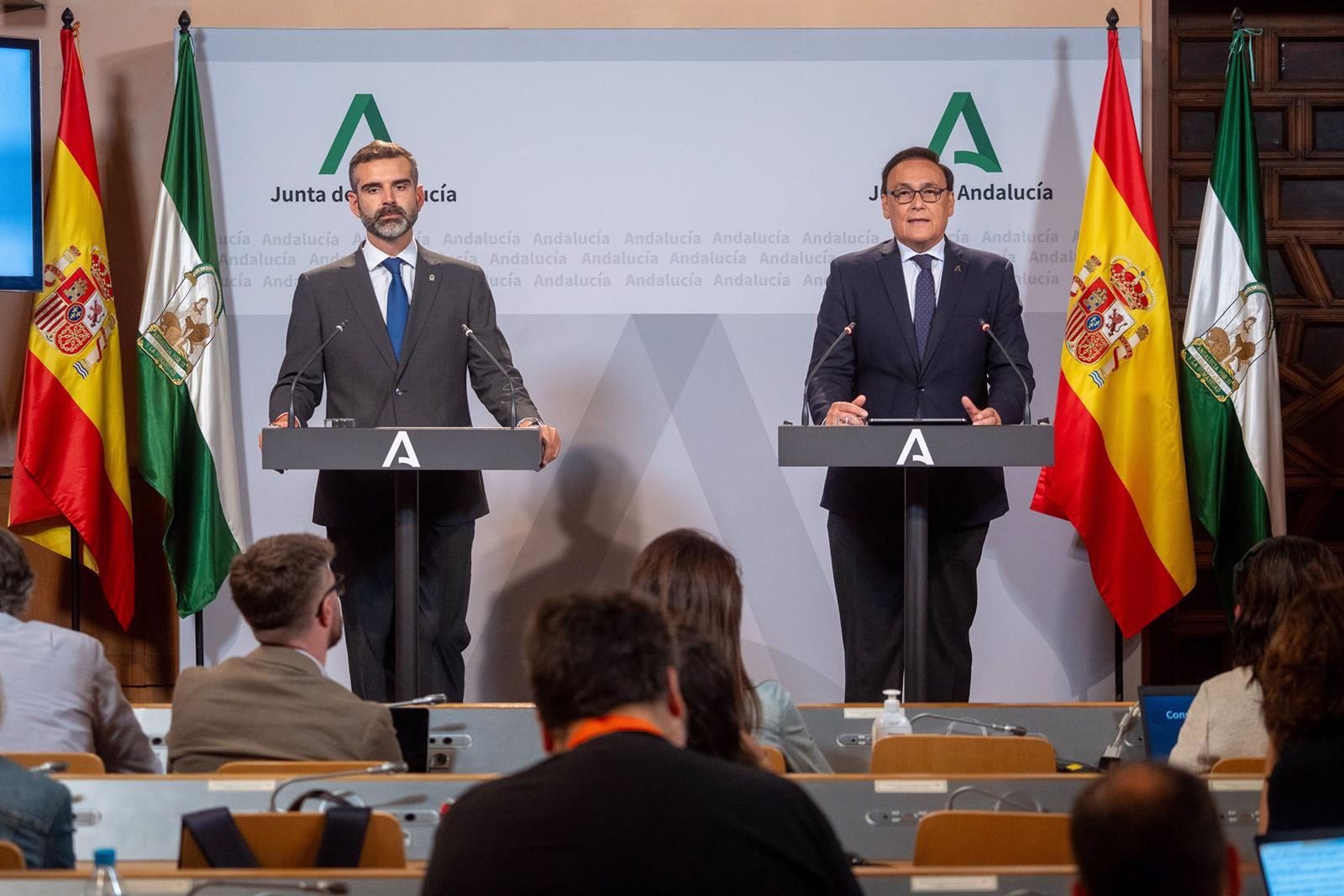 El consejero de Sostenibilidad, Medio Ambiente y Economía Azul de la Junta de Andalucía y portavoz del gobierno, Ramón Fernández-Pacheco y el titular andaluz de Universidad, Investigación e Innovación, José Carlos Gómez Villamandos