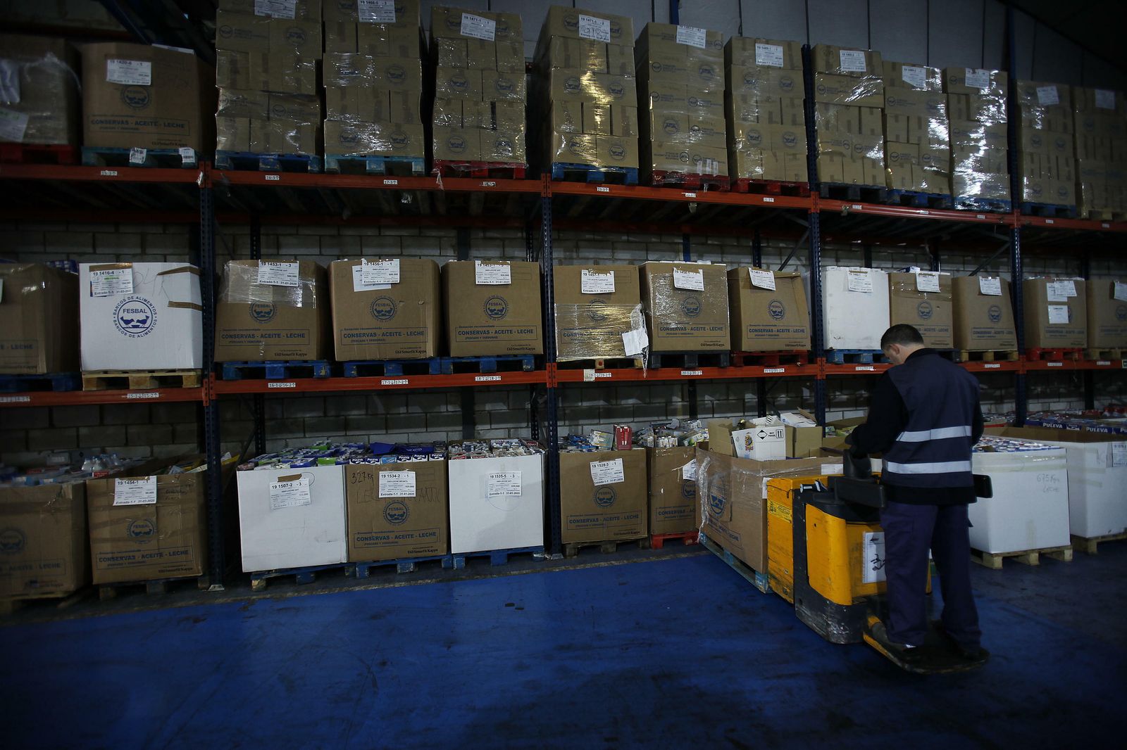 Las 'bañeras' donde se guardan los recursos alimenticios en el Bando de Alimentos clasificados por tipo de comida y fecha de caducidad.