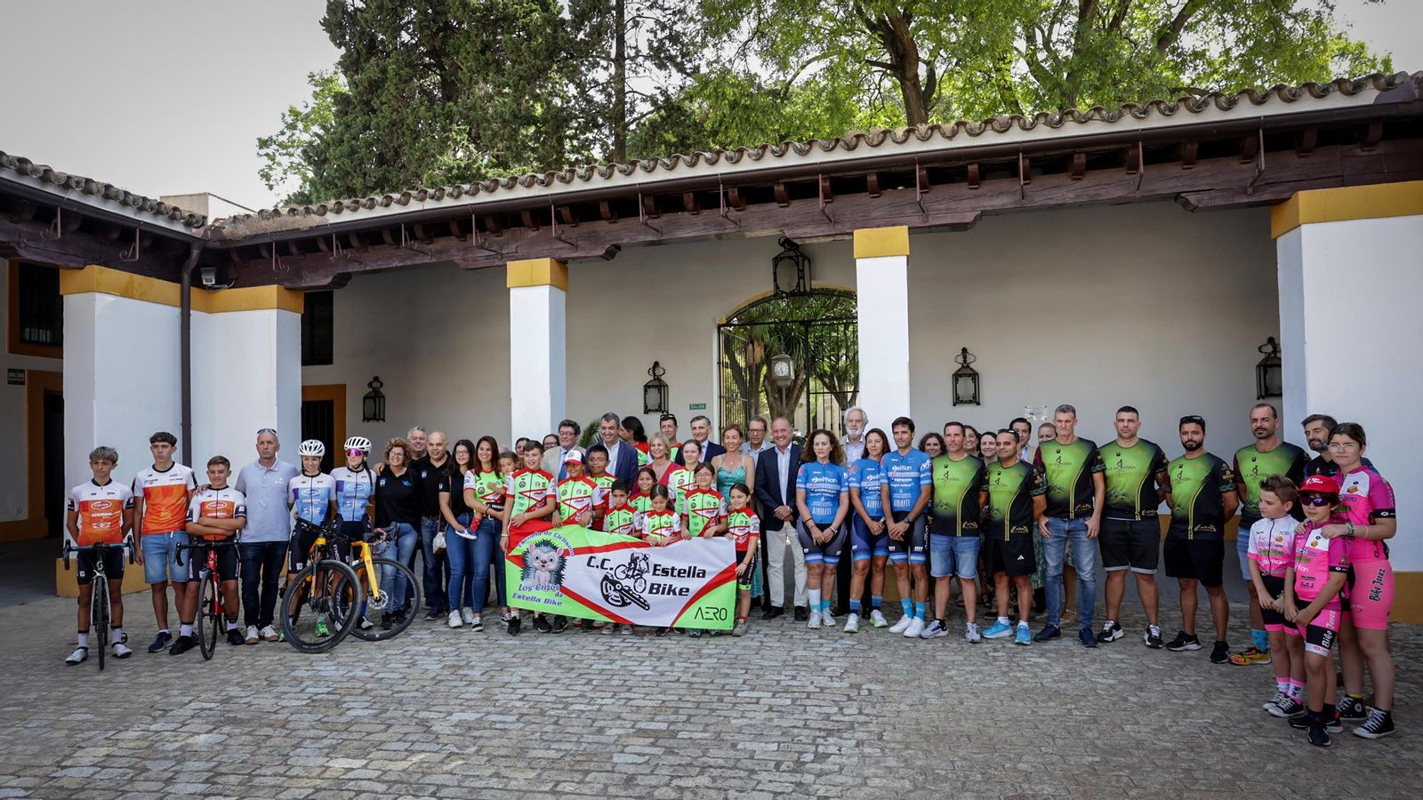 Una nutrida representación de ciclistas de las escuelas de Jerez no se perdieron el acto.