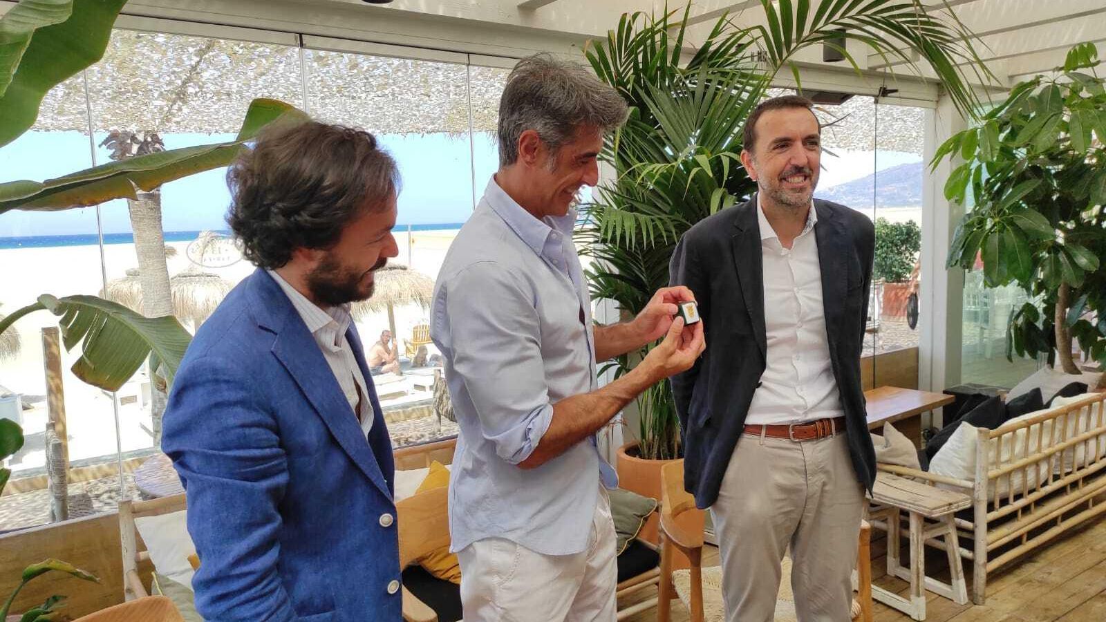 El presentador Jorge Fernández recibe el escudo de la ciudad