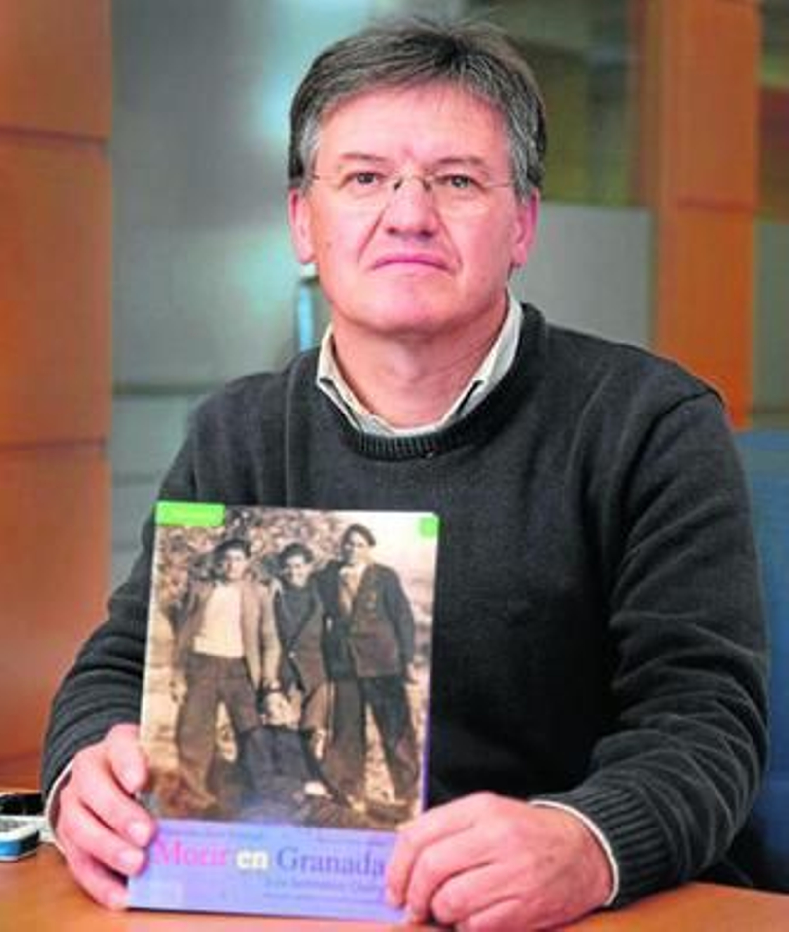 Francisco Ruiz Esteban, con un ejemplar de 'Morir en Granada'.