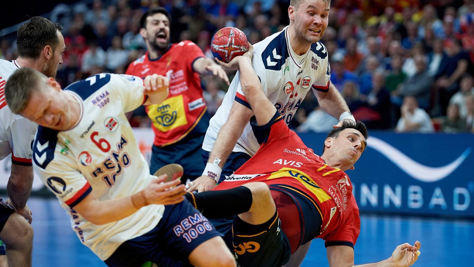 Adriá Figueras dispara entre la dura defensa noruega.