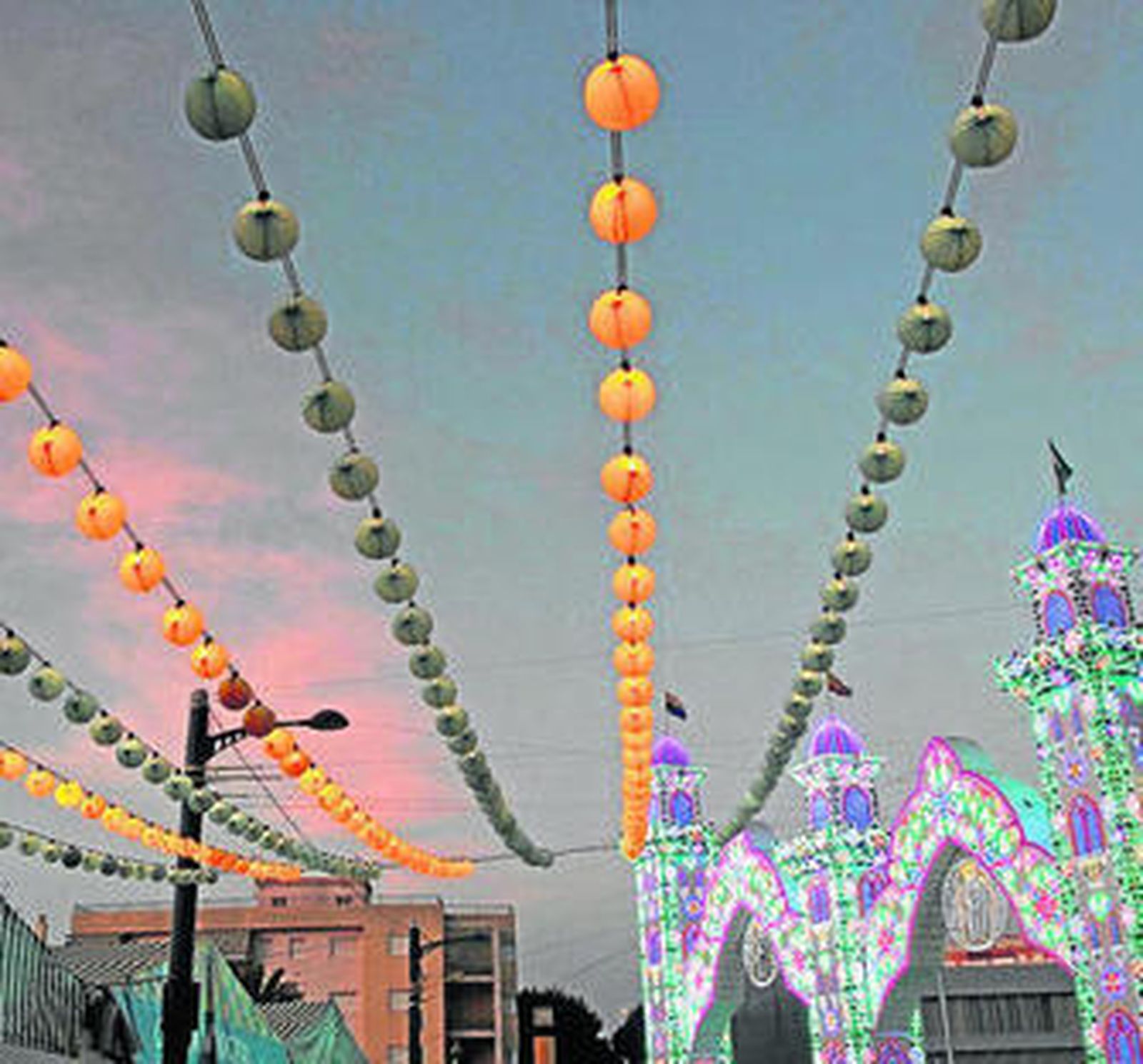 Parte de la portada de la Feria de 2015 y farolillos.