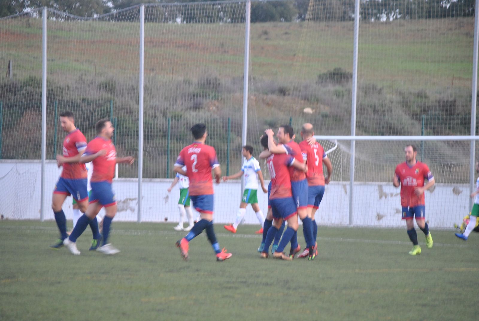 Los jugadores del Zalamea celebran un gol.