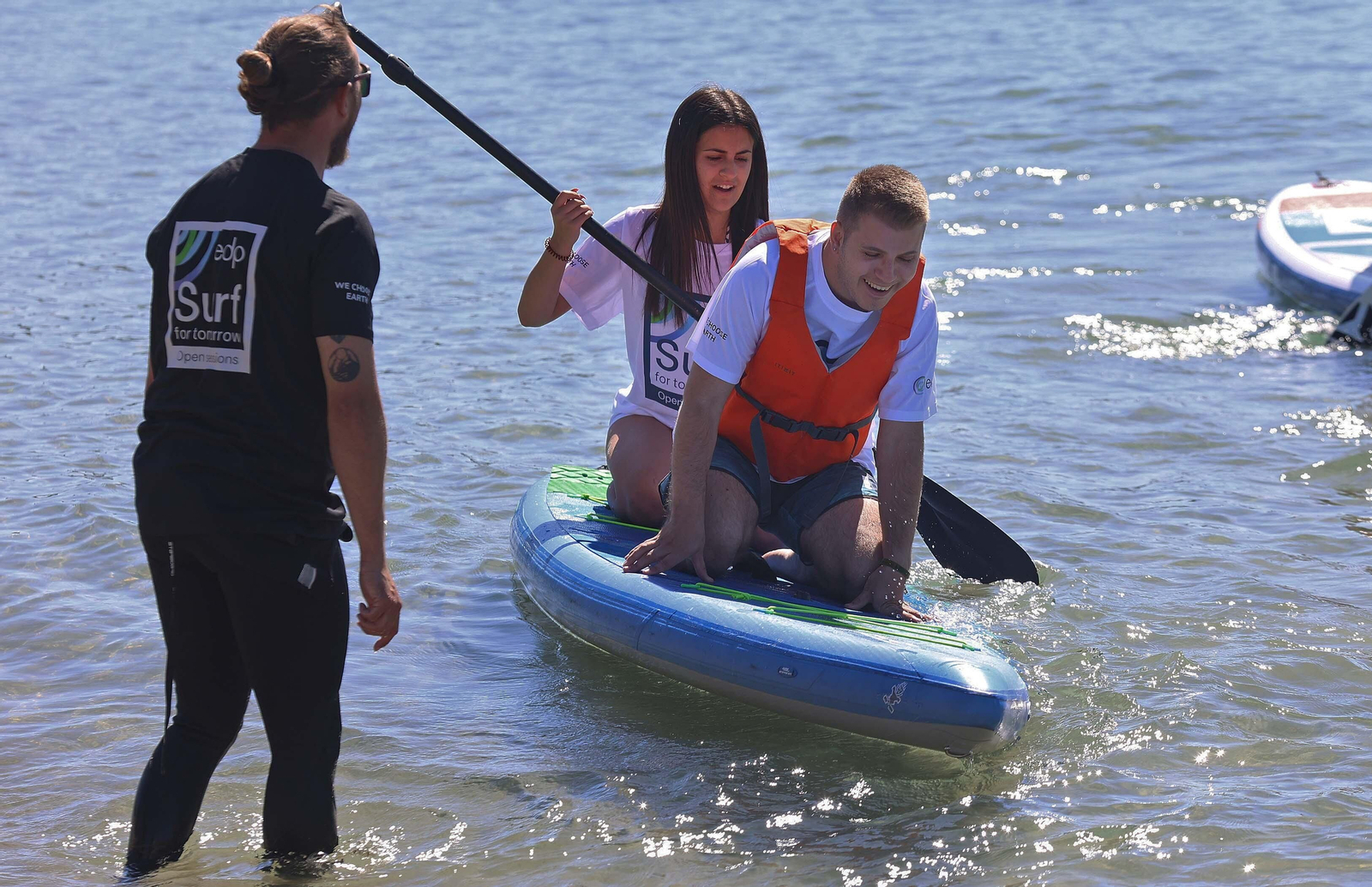 Fotos de la jornada de paddel surf inclusivo de EDP en Palmones