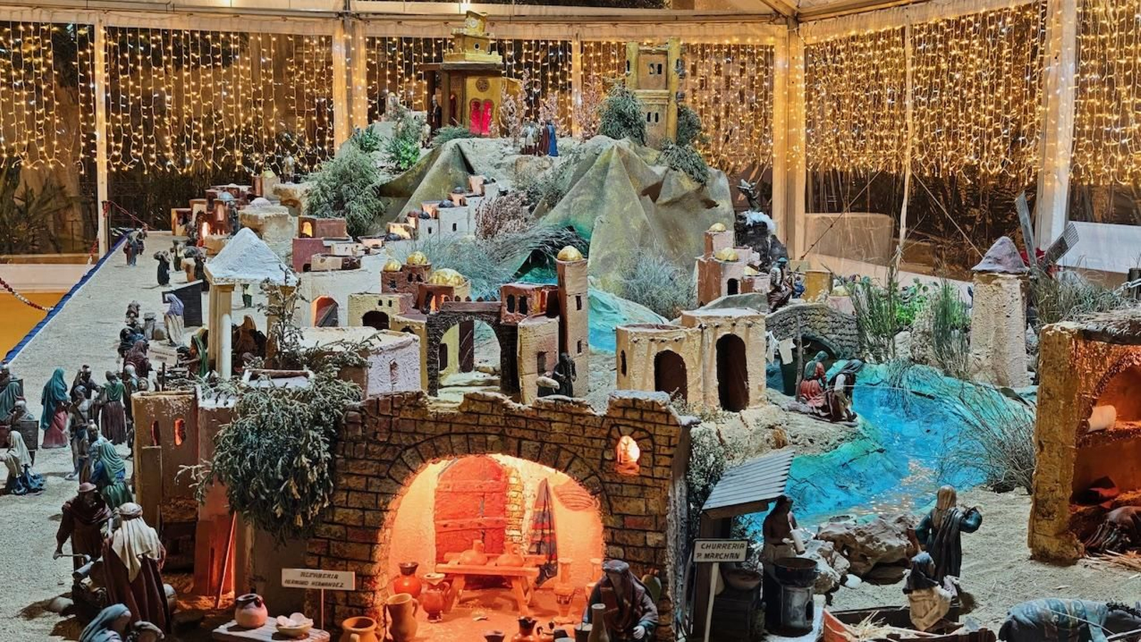 El viento toca, pero no derriba, la inauguración del periodo navideño en Albox