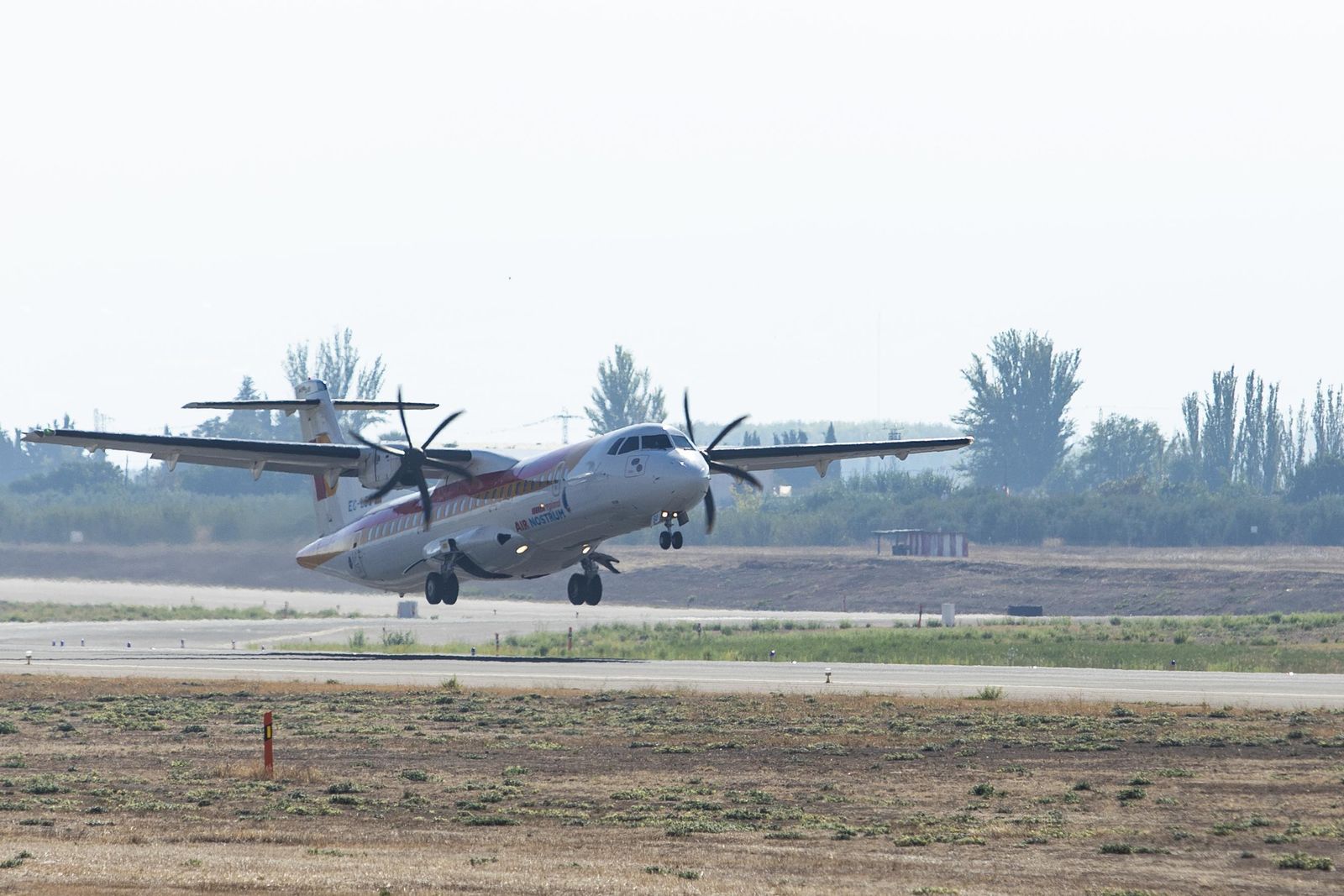 Un avión despega de la terminal de Chauchina