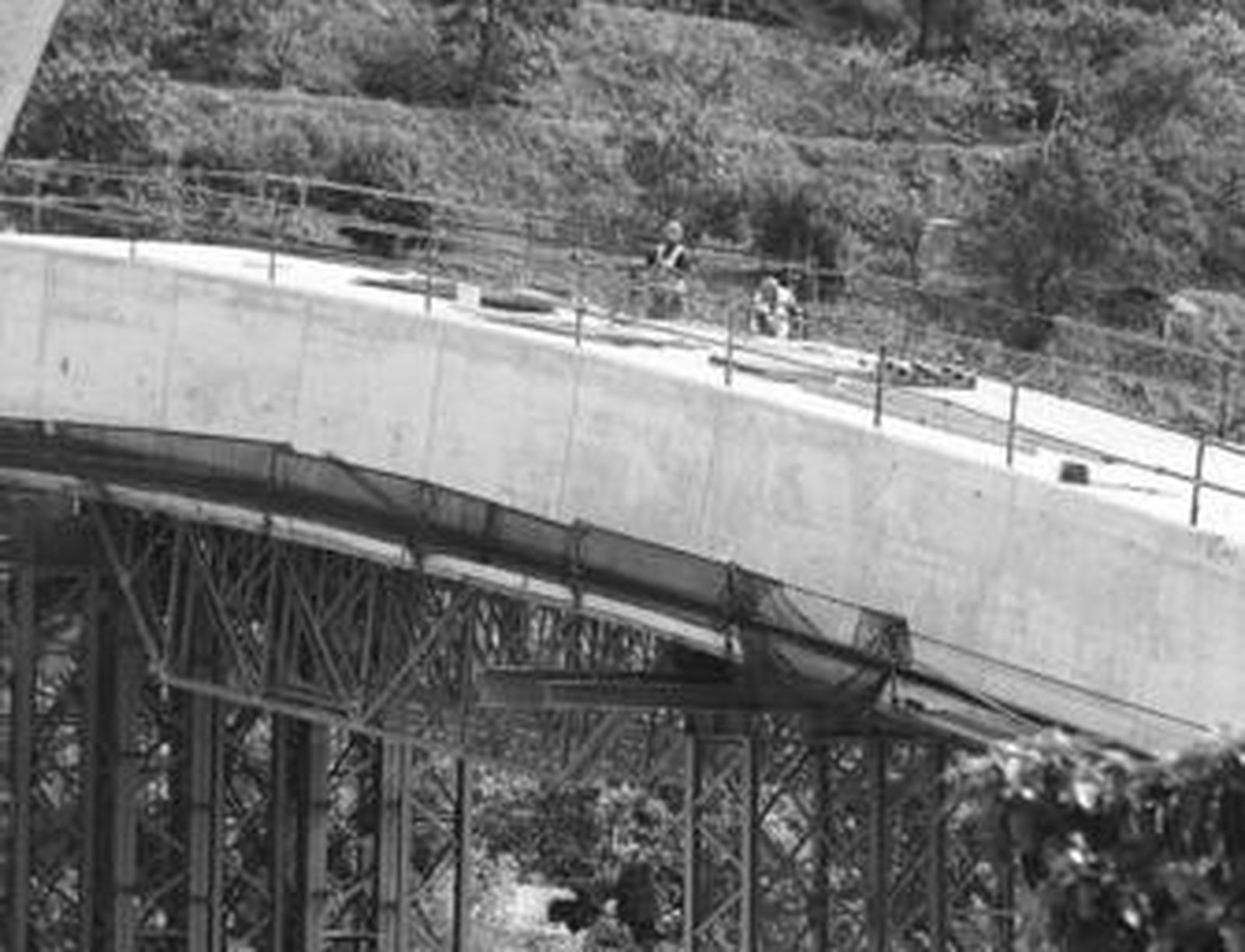 Obreros en el acueducto.